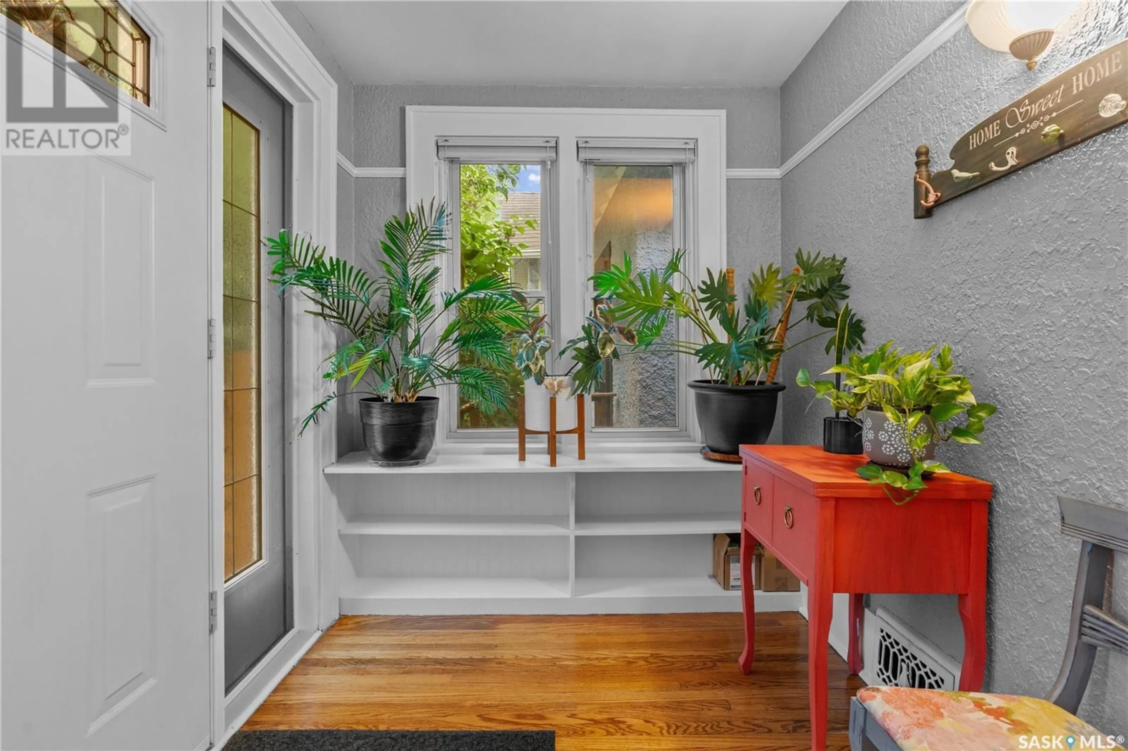 Indoor entryway for 220 ANGUS CRESCENT, Regina Saskatchewan S4T6N4