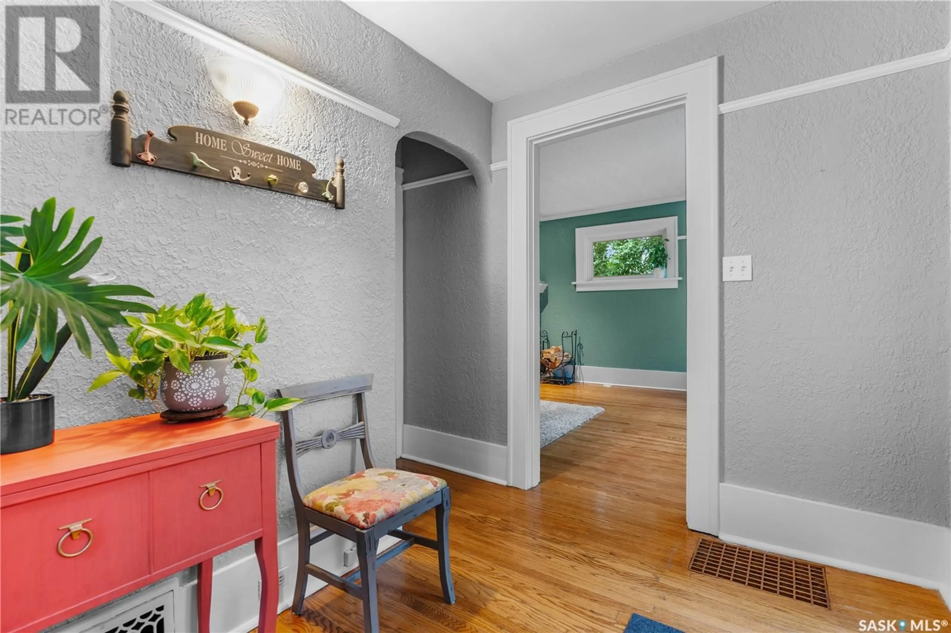 Indoor entryway for 220 ANGUS CRESCENT, Regina Saskatchewan S4T6N4