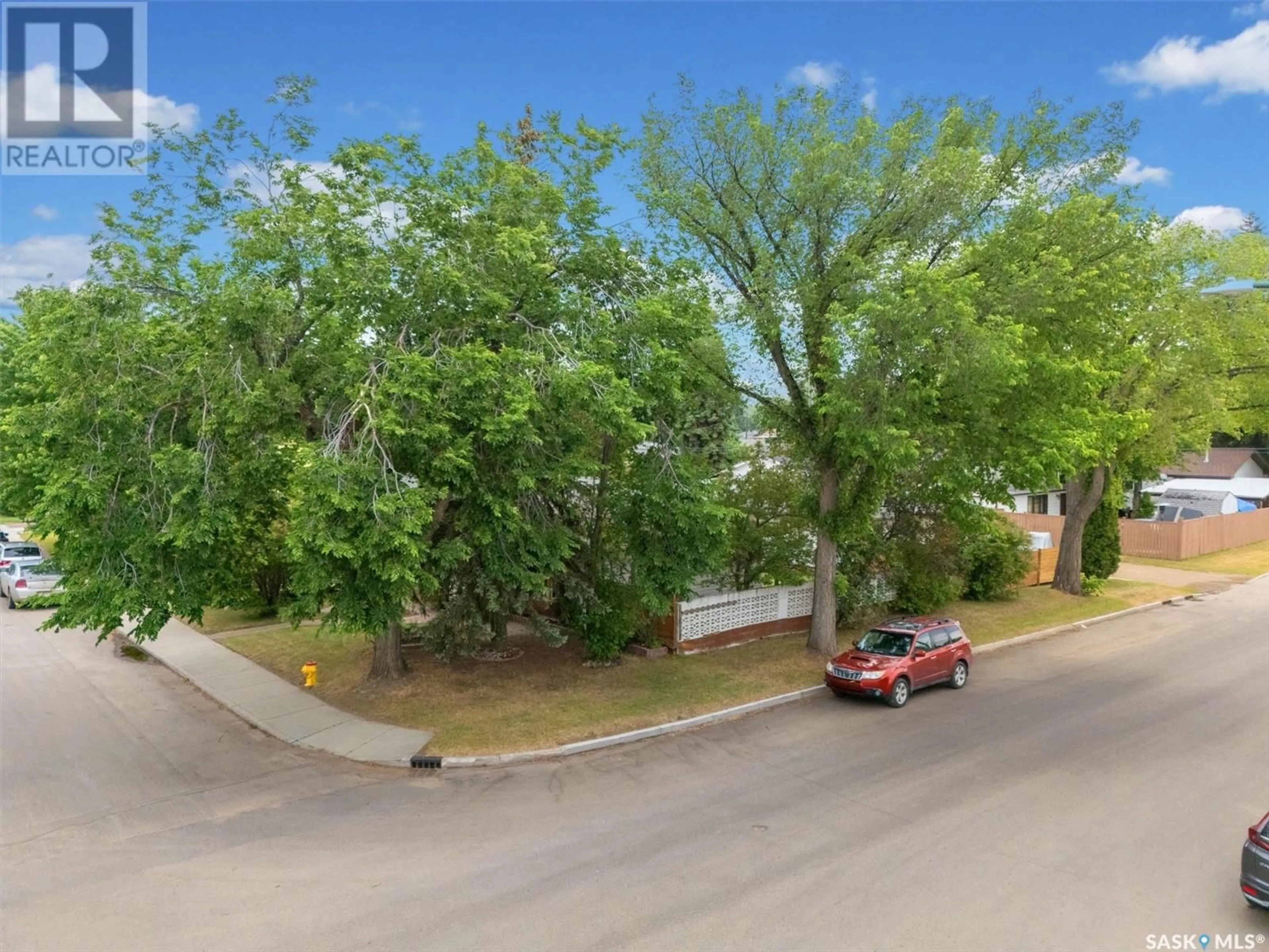 A pic from outside/outdoor area/front of a property/back of a property/a pic from drone, street for 2533 WILLIAM AVENUE, Saskatoon Saskatchewan S7J1B2