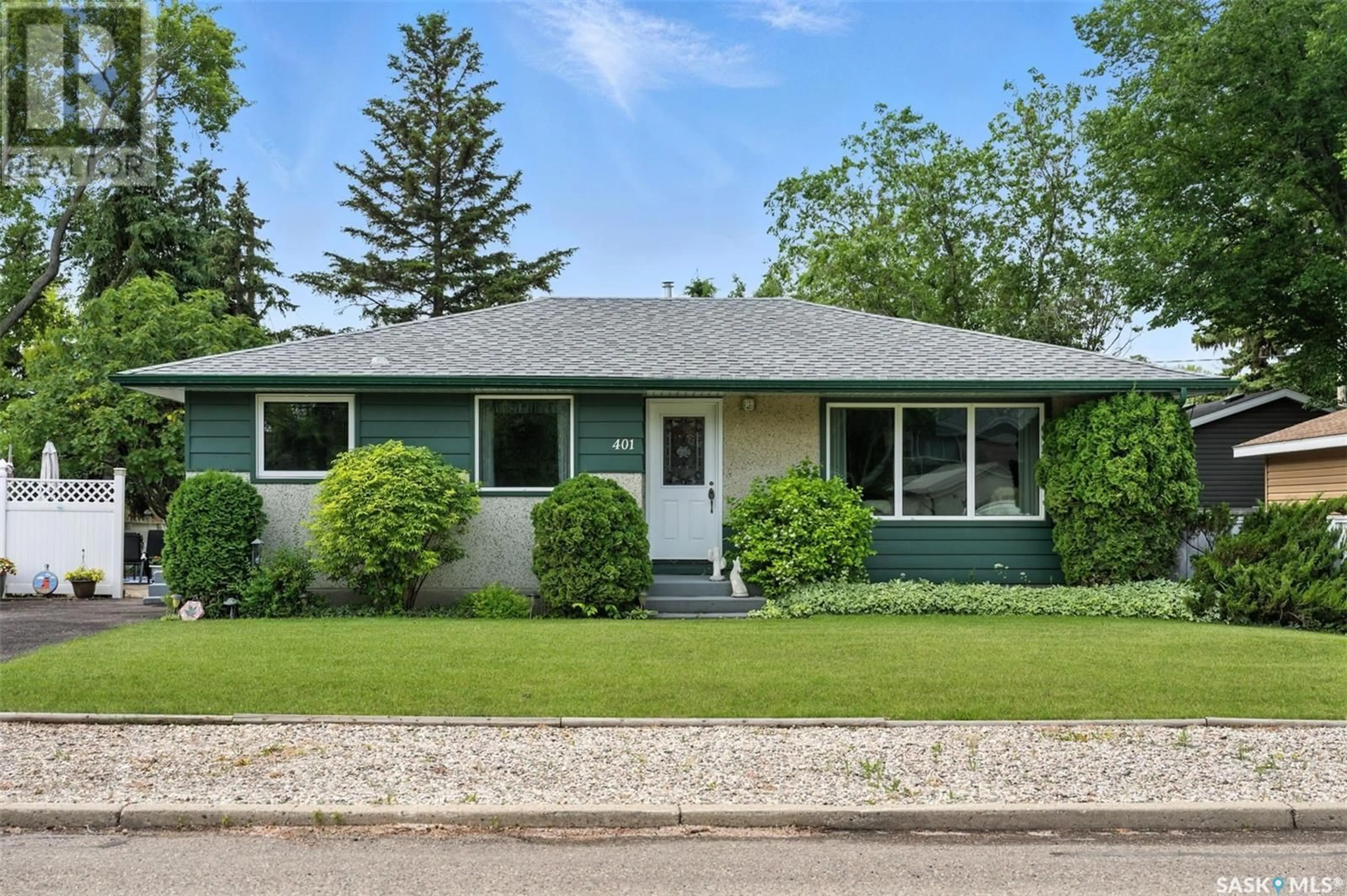 Home with vinyl exterior material, street for 401 5TH AVENUE, Watrous Saskatchewan S0K4T0