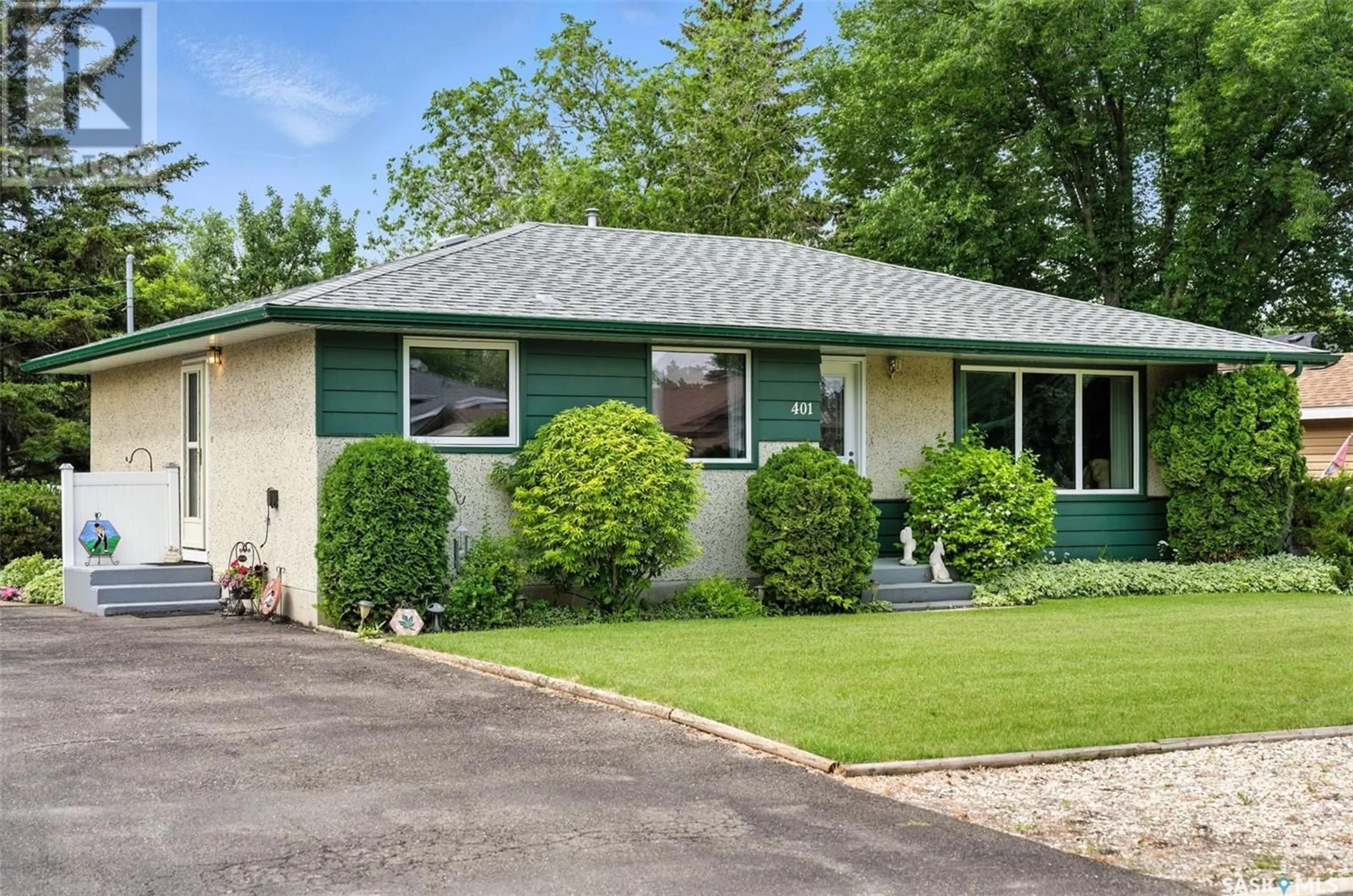 Home with vinyl exterior material, street for 401 5TH AVENUE, Watrous Saskatchewan S0K4T0
