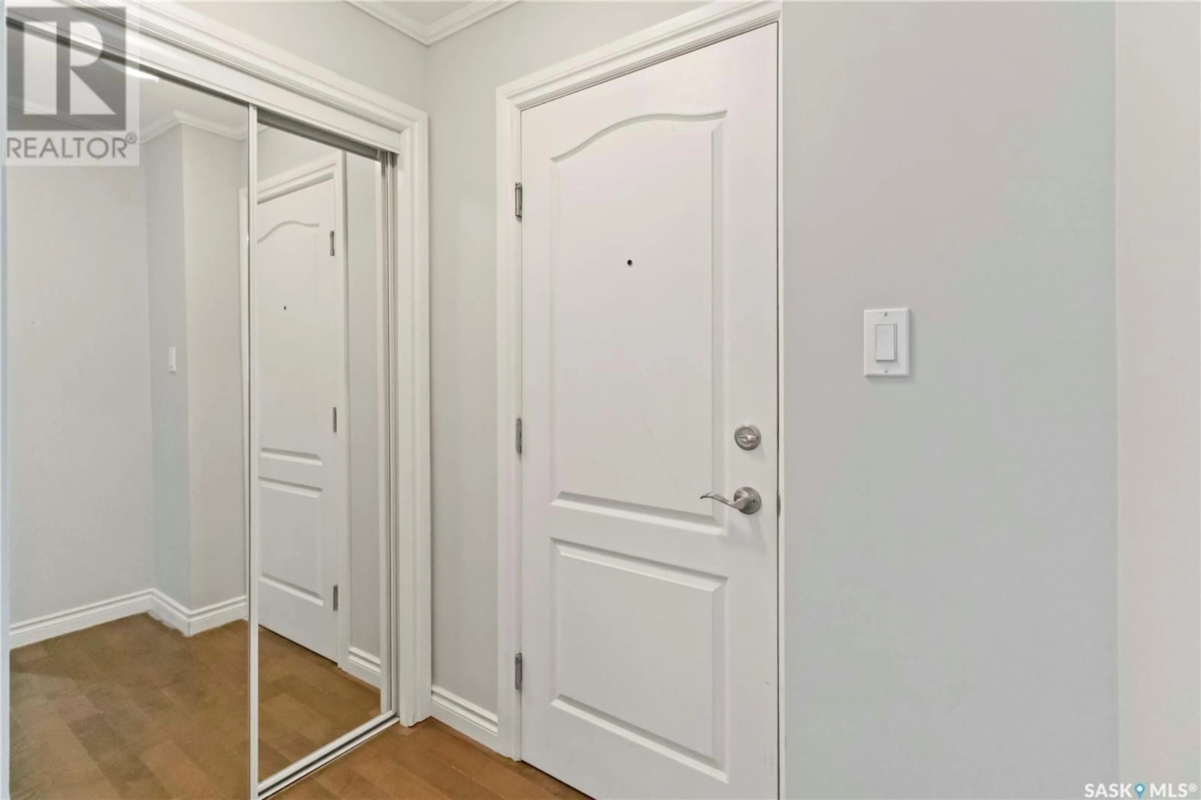 Indoor entryway for E - 201 920 9TH STREET, Saskatoon Saskatchewan S7H0N1