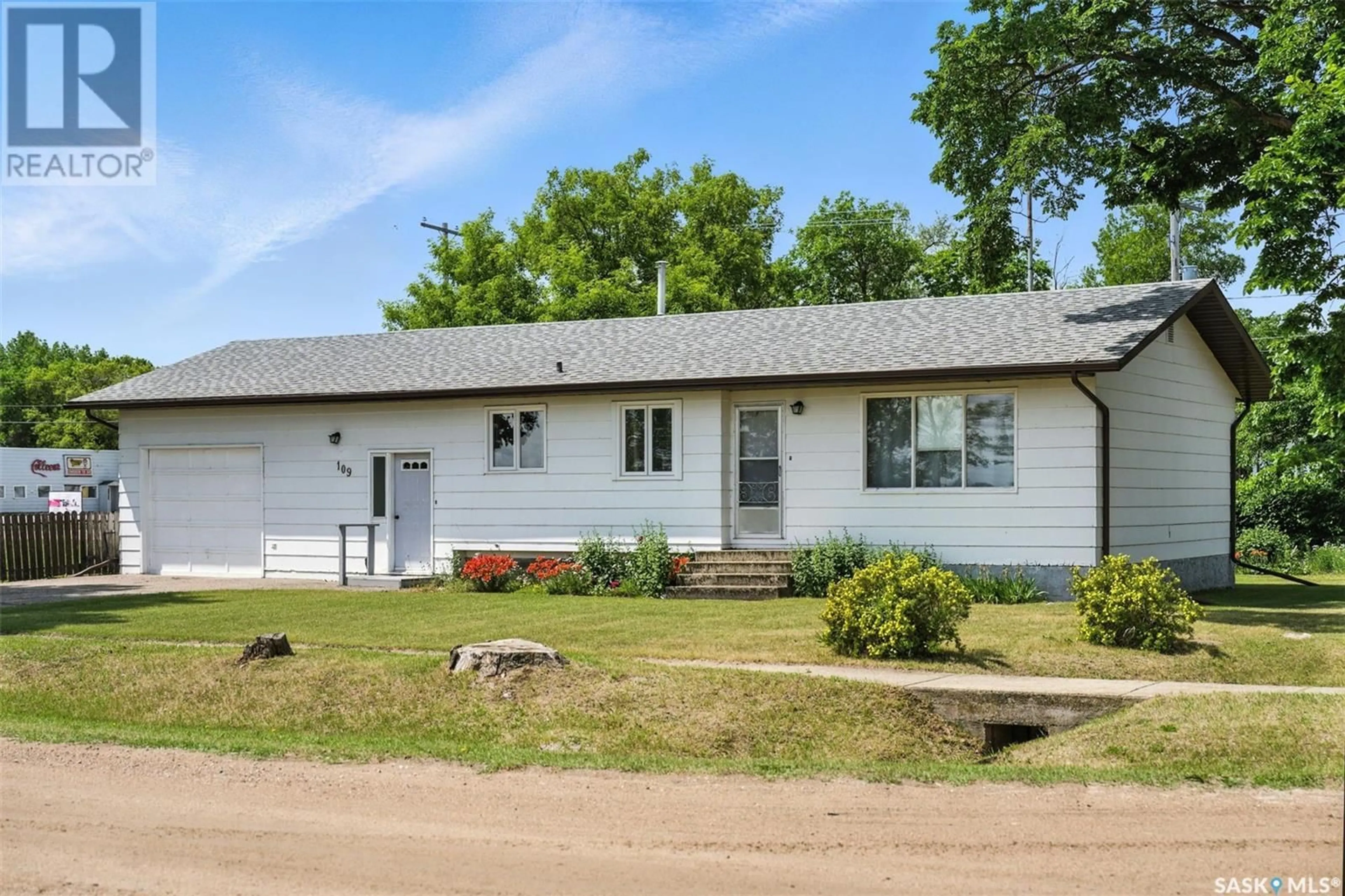Home with vinyl exterior material, street for 109 RAILWAY AVENUE, Simpson Saskatchewan S0G4M0