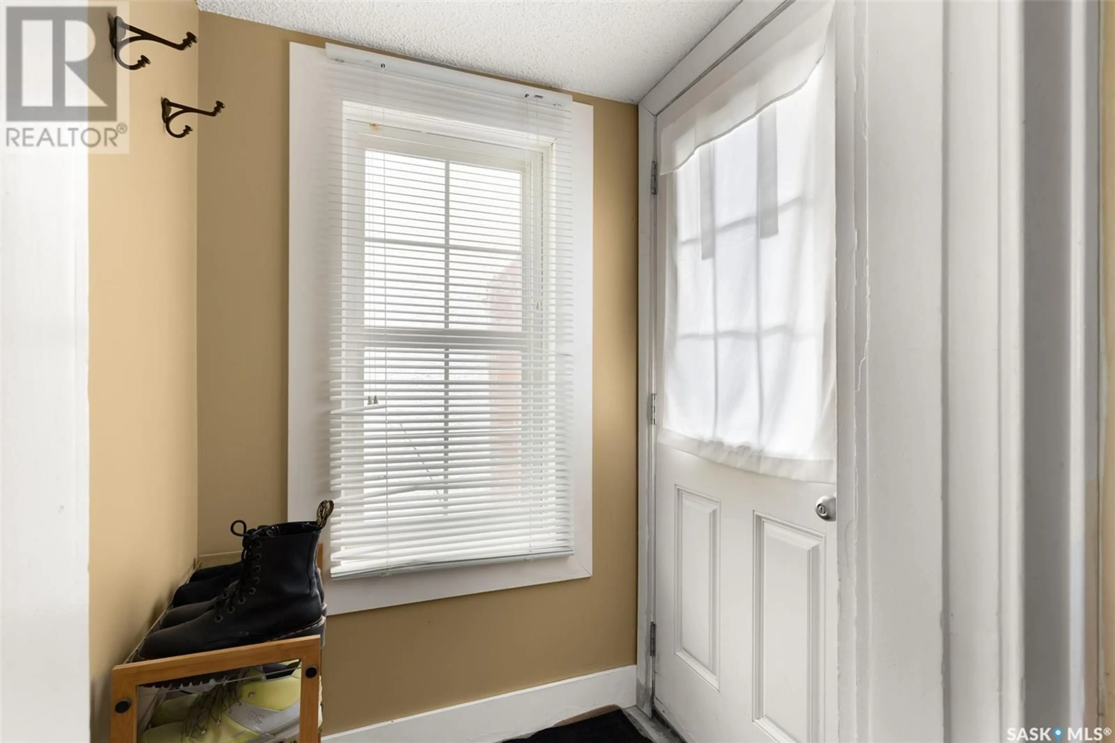 Indoor entryway for 2549 WINNIPEG STREET, Regina Saskatchewan S4P1H6
