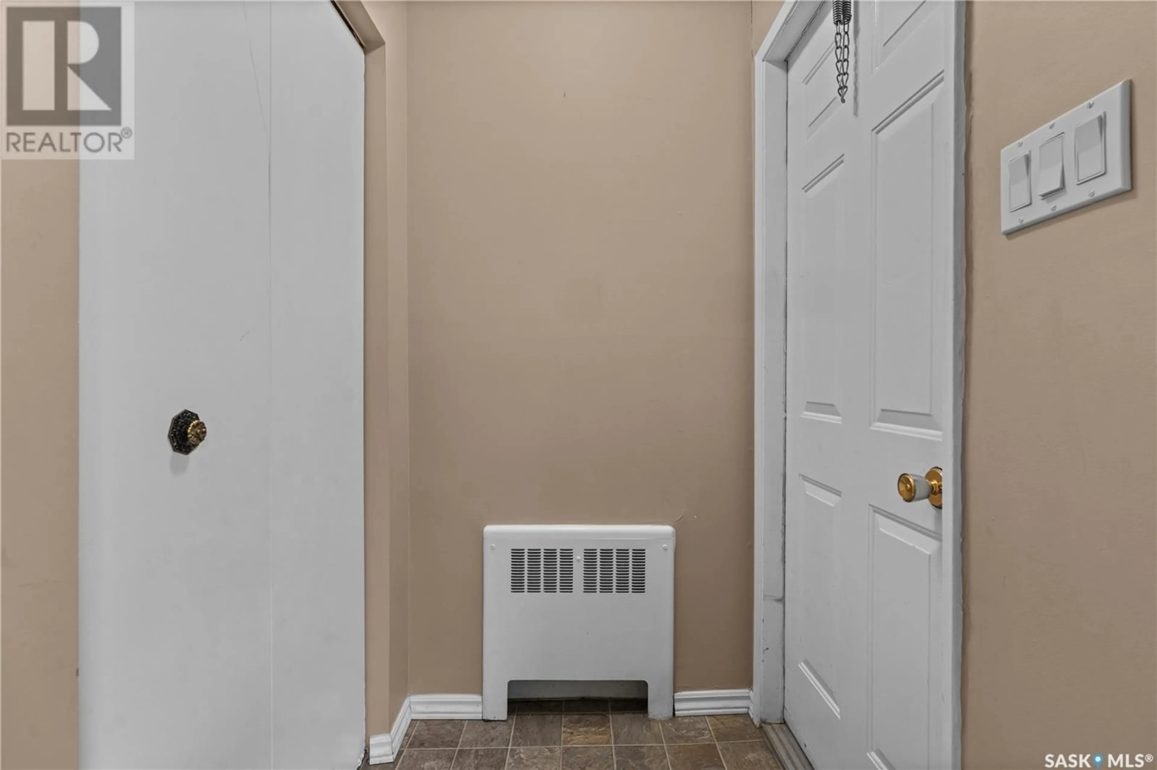 Indoor entryway for 18A NOLLET AVENUE, Regina Saskatchewan S4T7P9