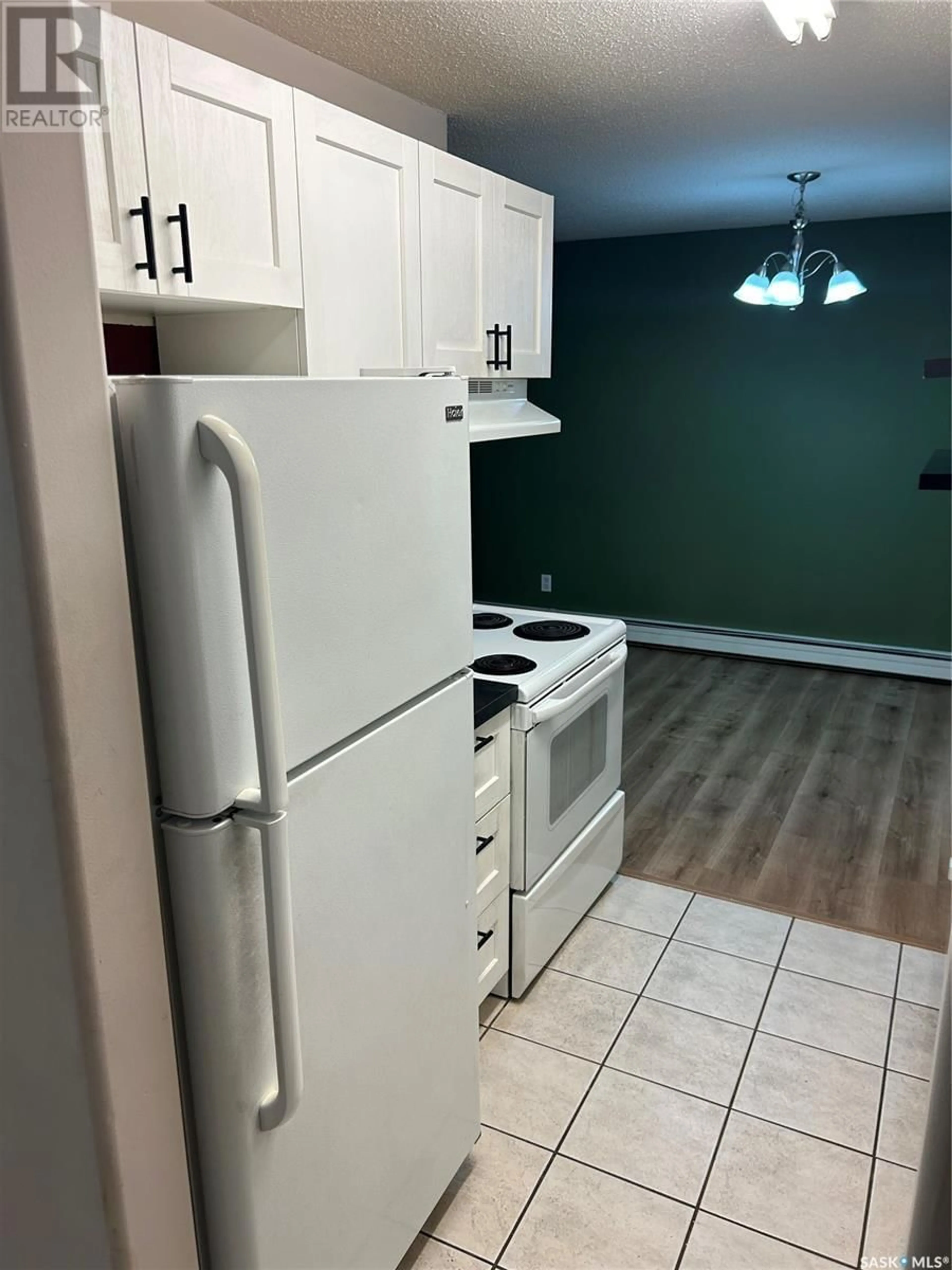 Standard kitchen, unknown for E - 1211 425 115TH STREET, Saskatoon Saskatchewan S7N2E5