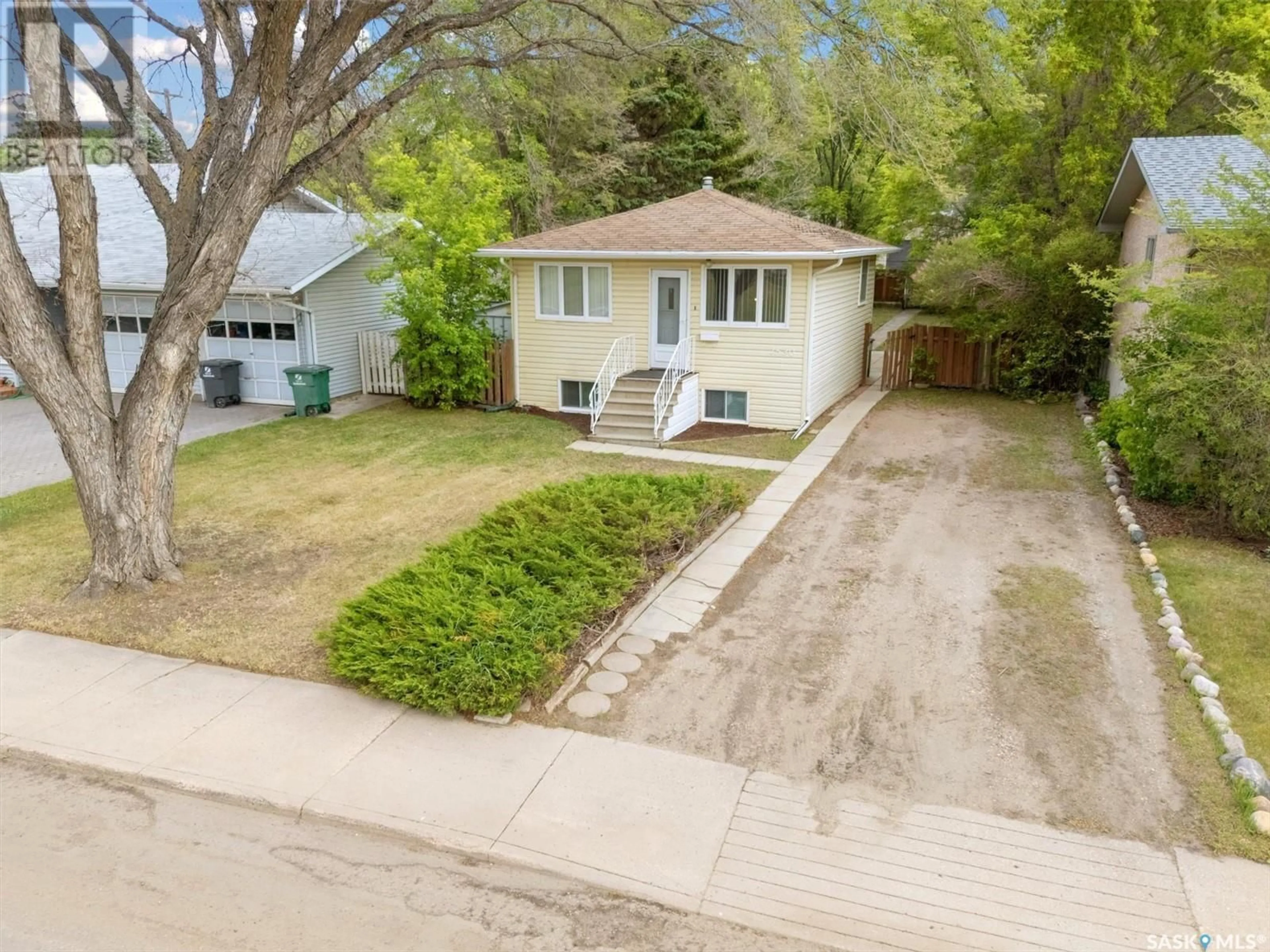A pic from outside/outdoor area/front of a property/back of a property/a pic from drone, street for 1530 I AVENUE, Saskatoon Saskatchewan S7L2J6