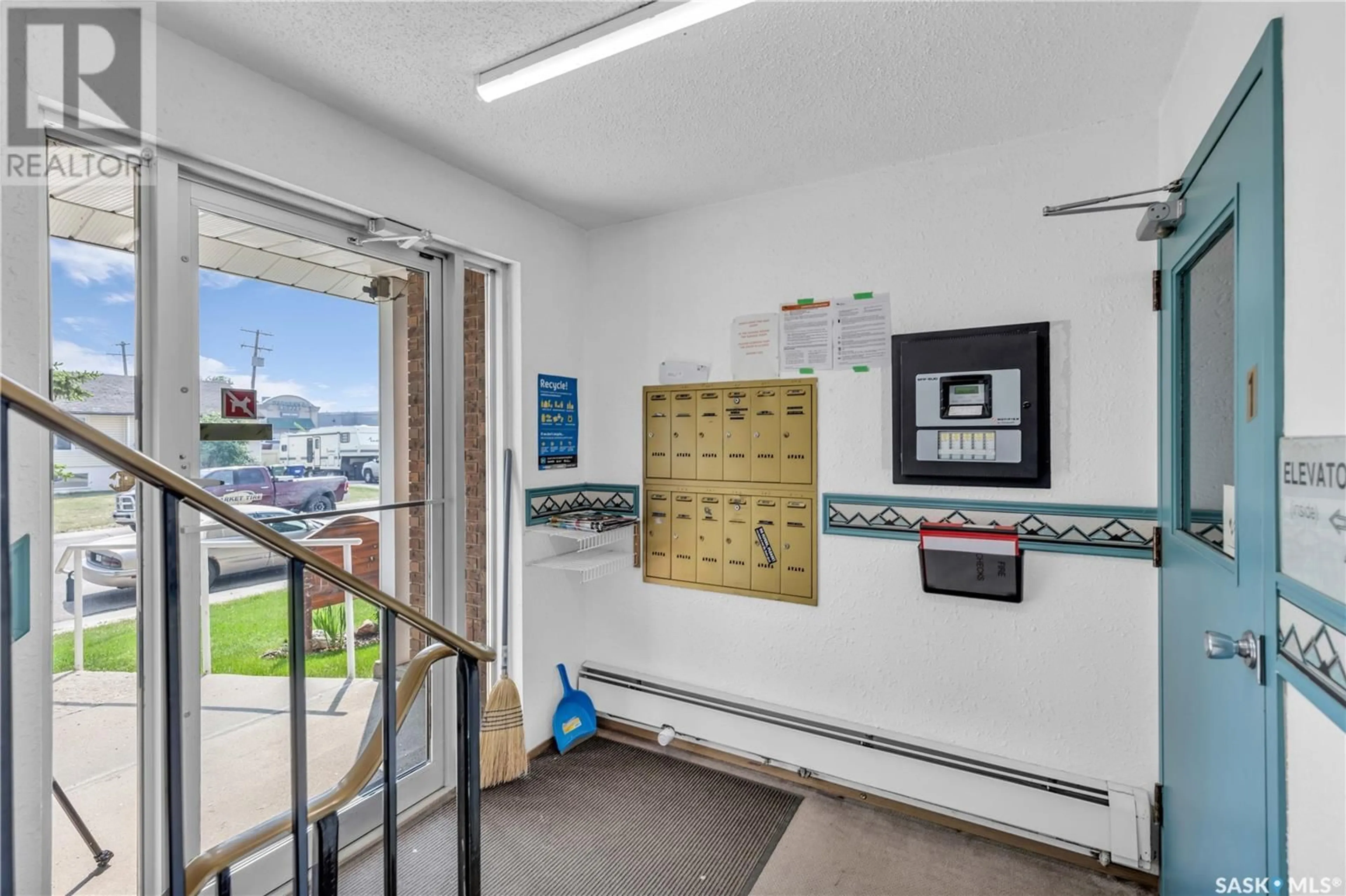 Indoor foyer for 301 918 ARGYLE AVENUE, Saskatoon Saskatchewan S7H2W1