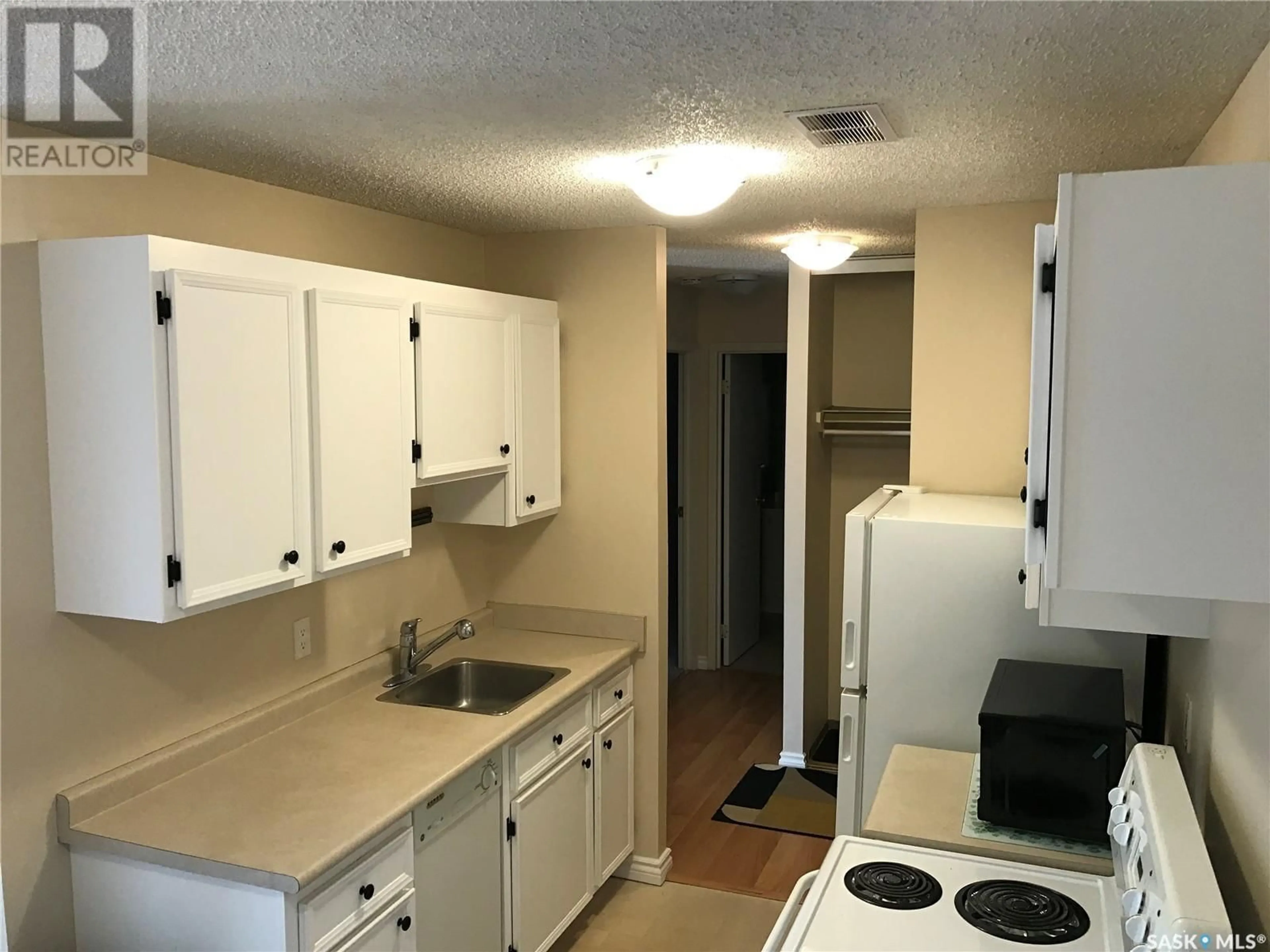 Standard kitchen, unknown for 4230 - 312 DEGEER STREET, Saskatoon Saskatchewan S7H5G9