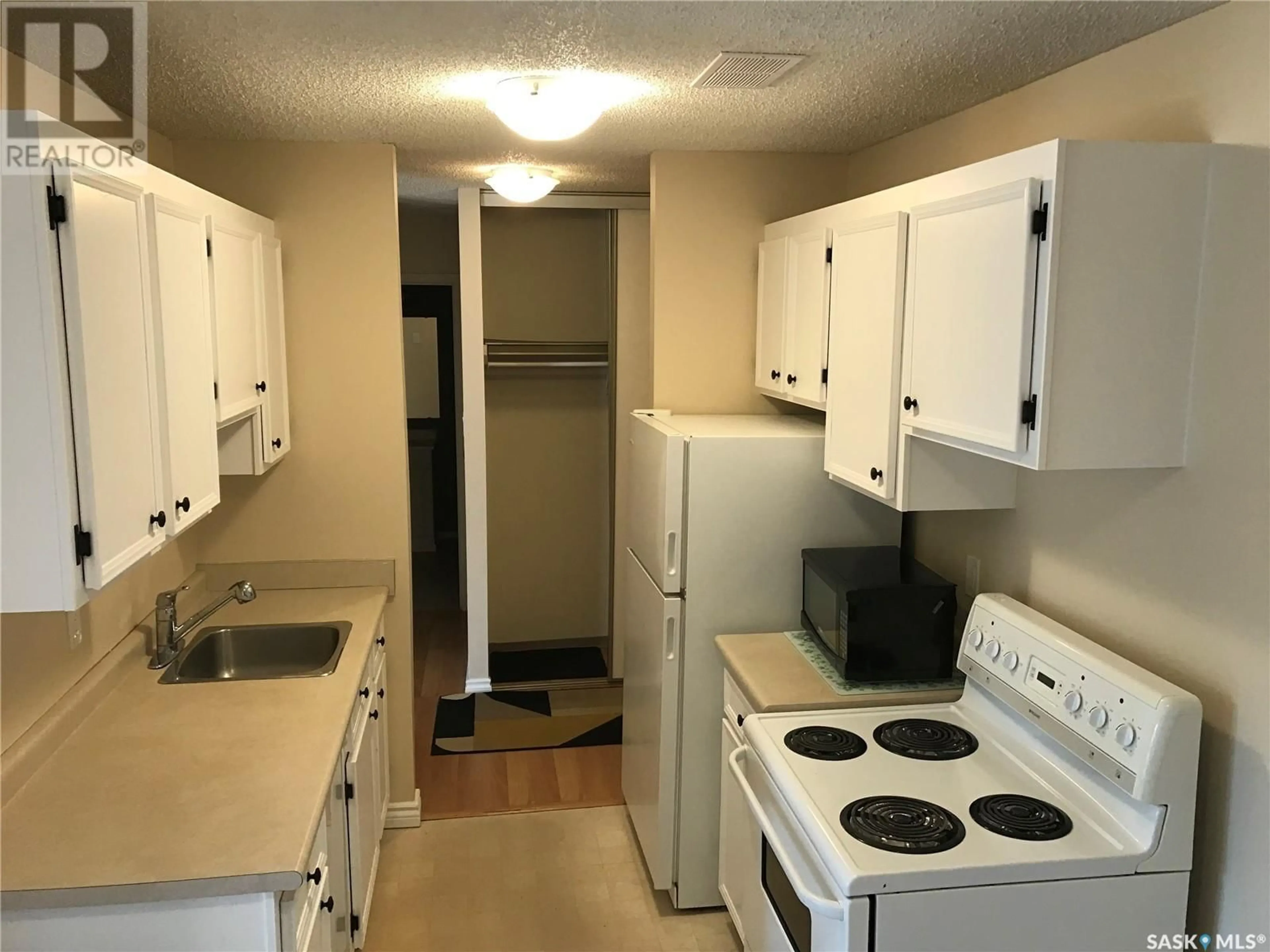 Standard kitchen, unknown for 4230 - 312 DEGEER STREET, Saskatoon Saskatchewan S7H5G9