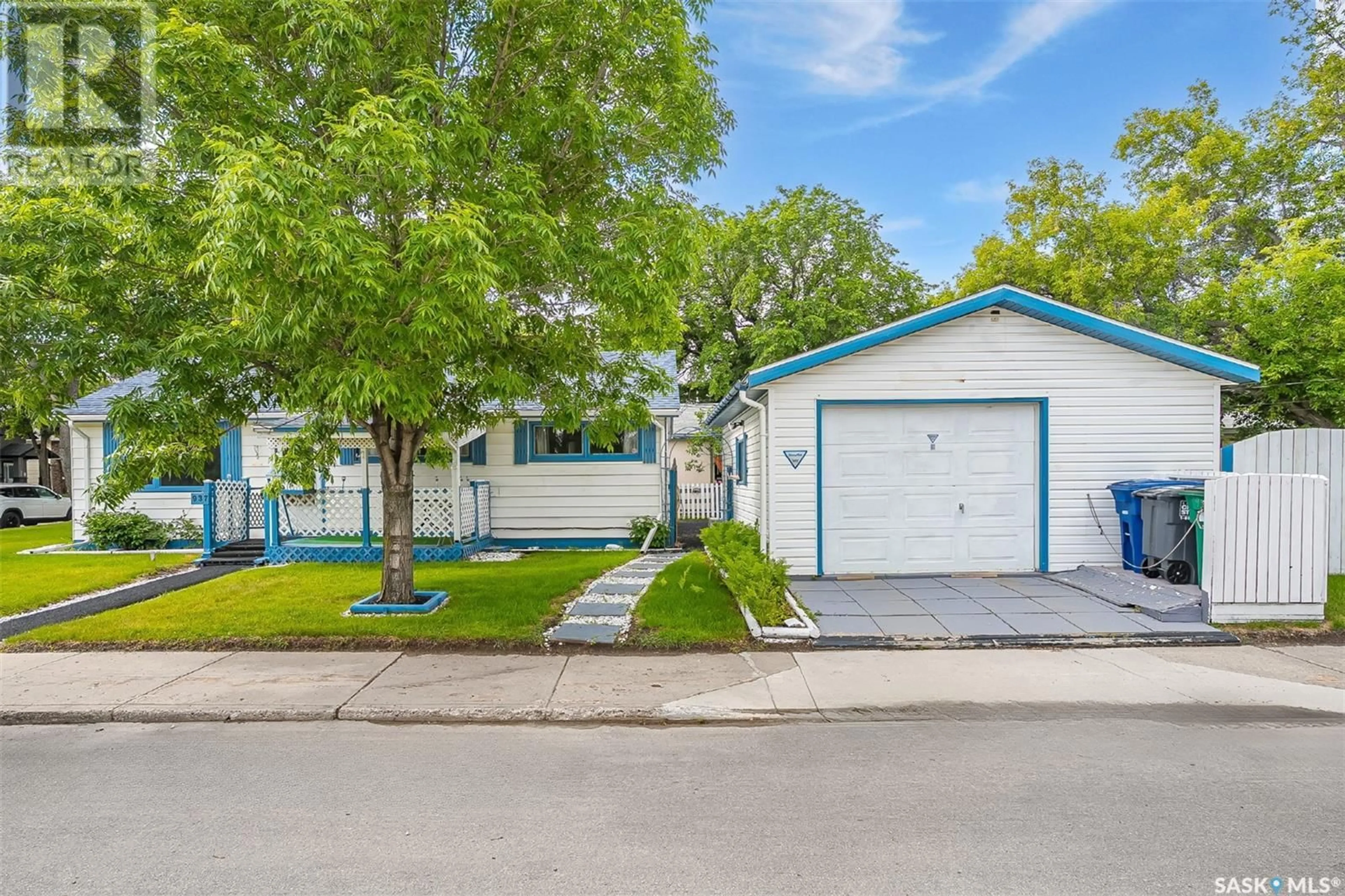 Home with vinyl exterior material, street for 937 R AVENUE N, Saskatoon Saskatchewan S7L2Z4