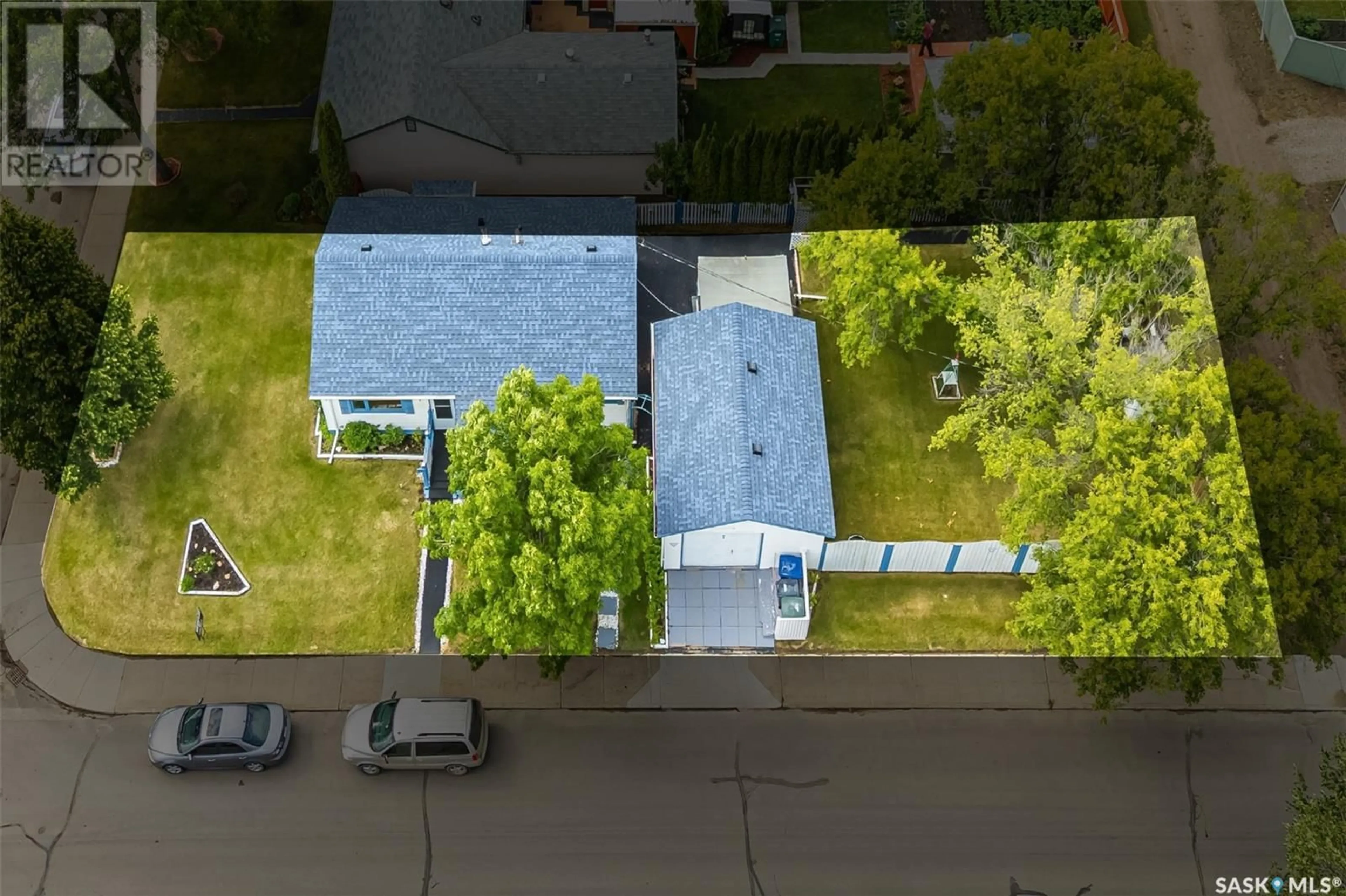 A pic from outside/outdoor area/front of a property/back of a property/a pic from drone, street for 937 R AVENUE N, Saskatoon Saskatchewan S7L2Z4