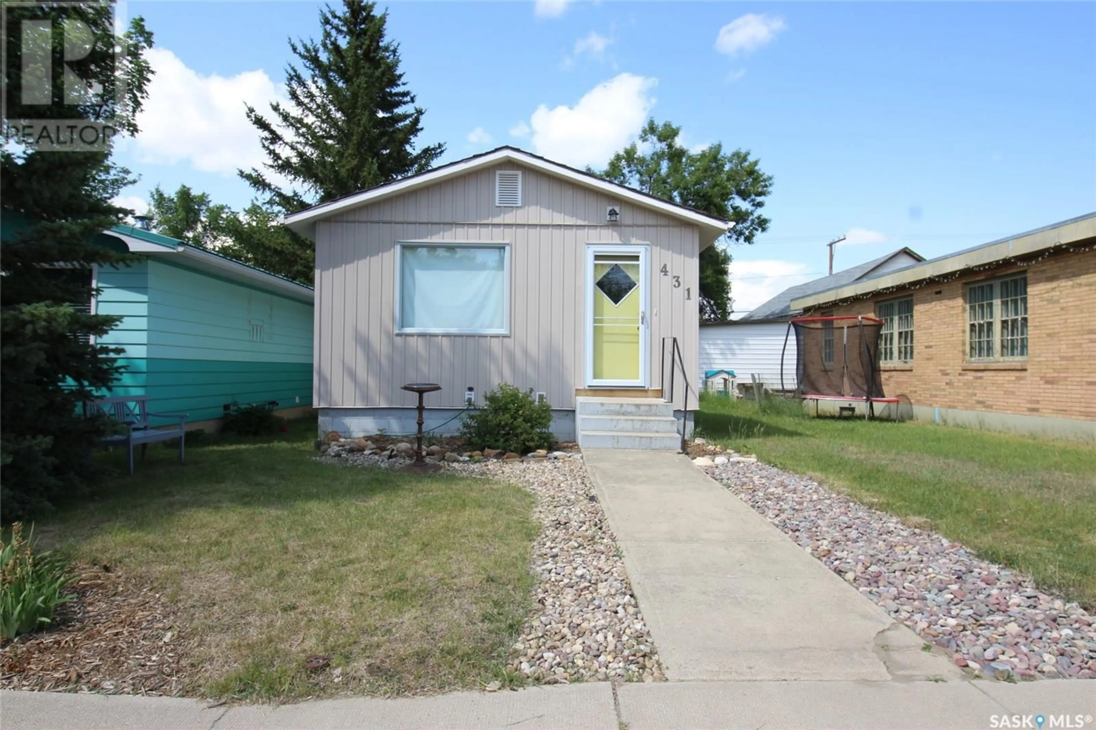 Home with vinyl exterior material, street for 431 REDCOAT DRIVE, Eastend Saskatchewan S0N0T0