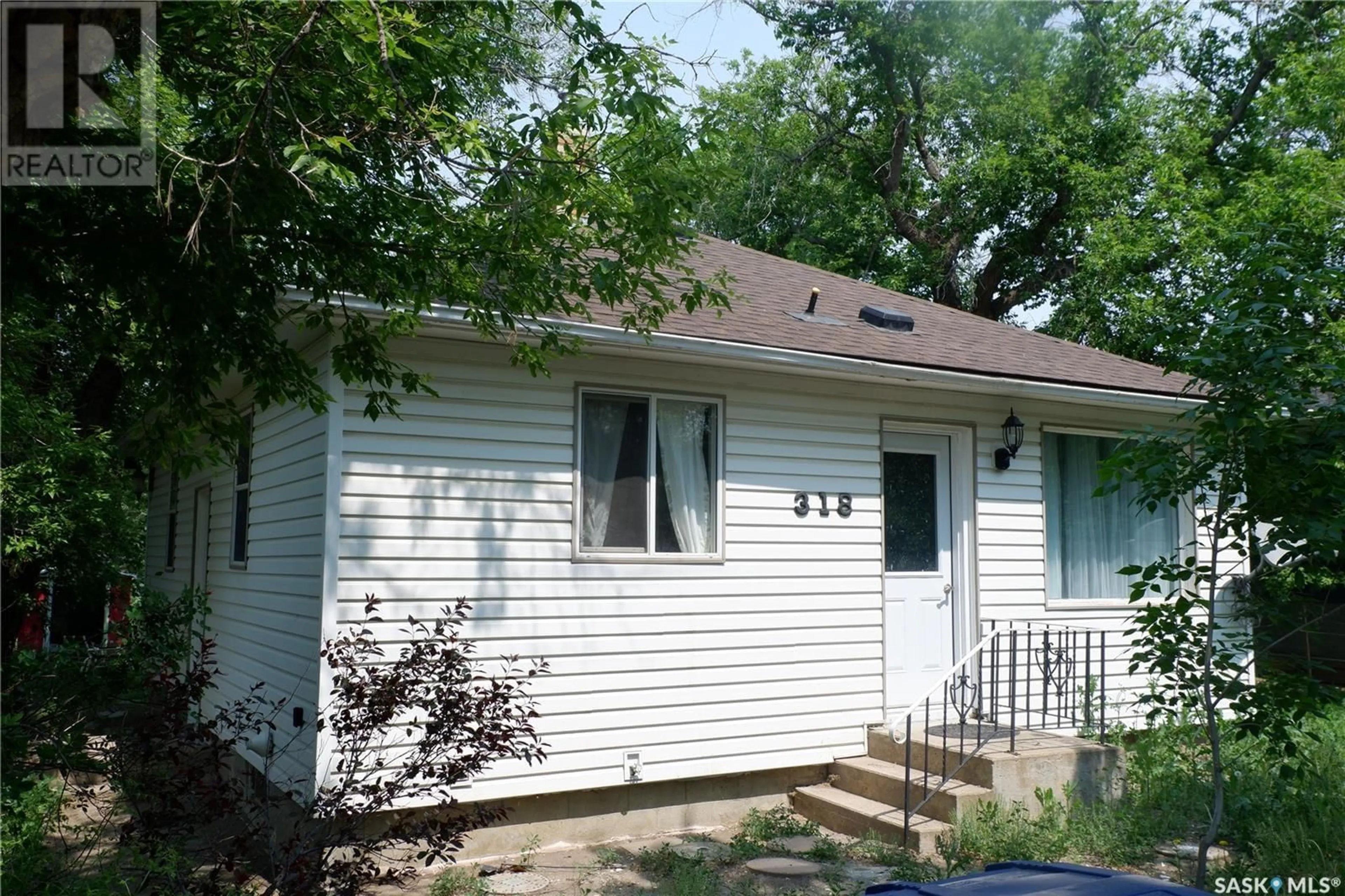 Home with vinyl exterior material, street for 318 4TH AVENUE, Assiniboia Saskatchewan S0H0B0