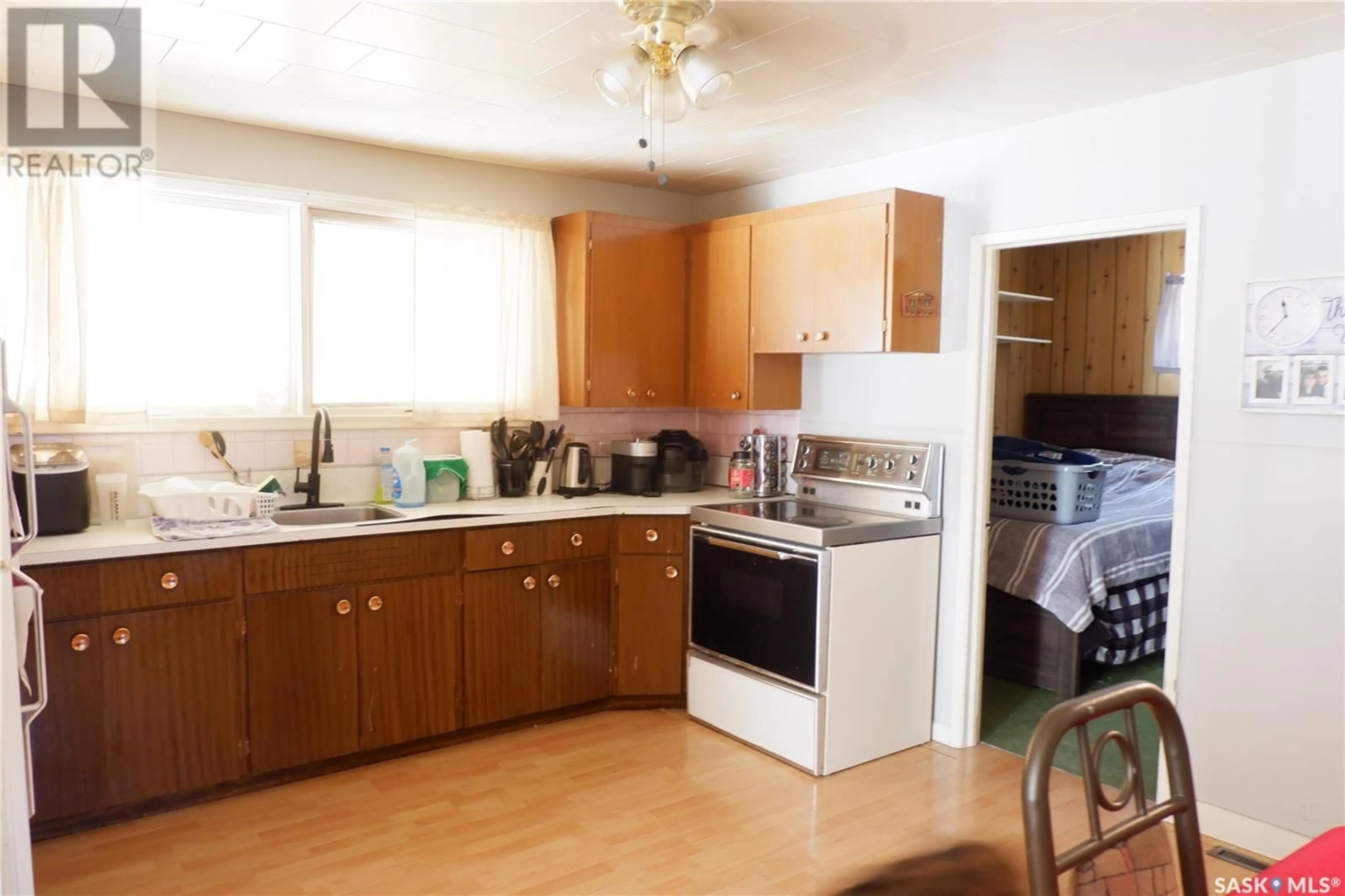 Standard kitchen, wood/laminate floor for 508 5TH AVENUE, Assiniboia Saskatchewan S0H0B0