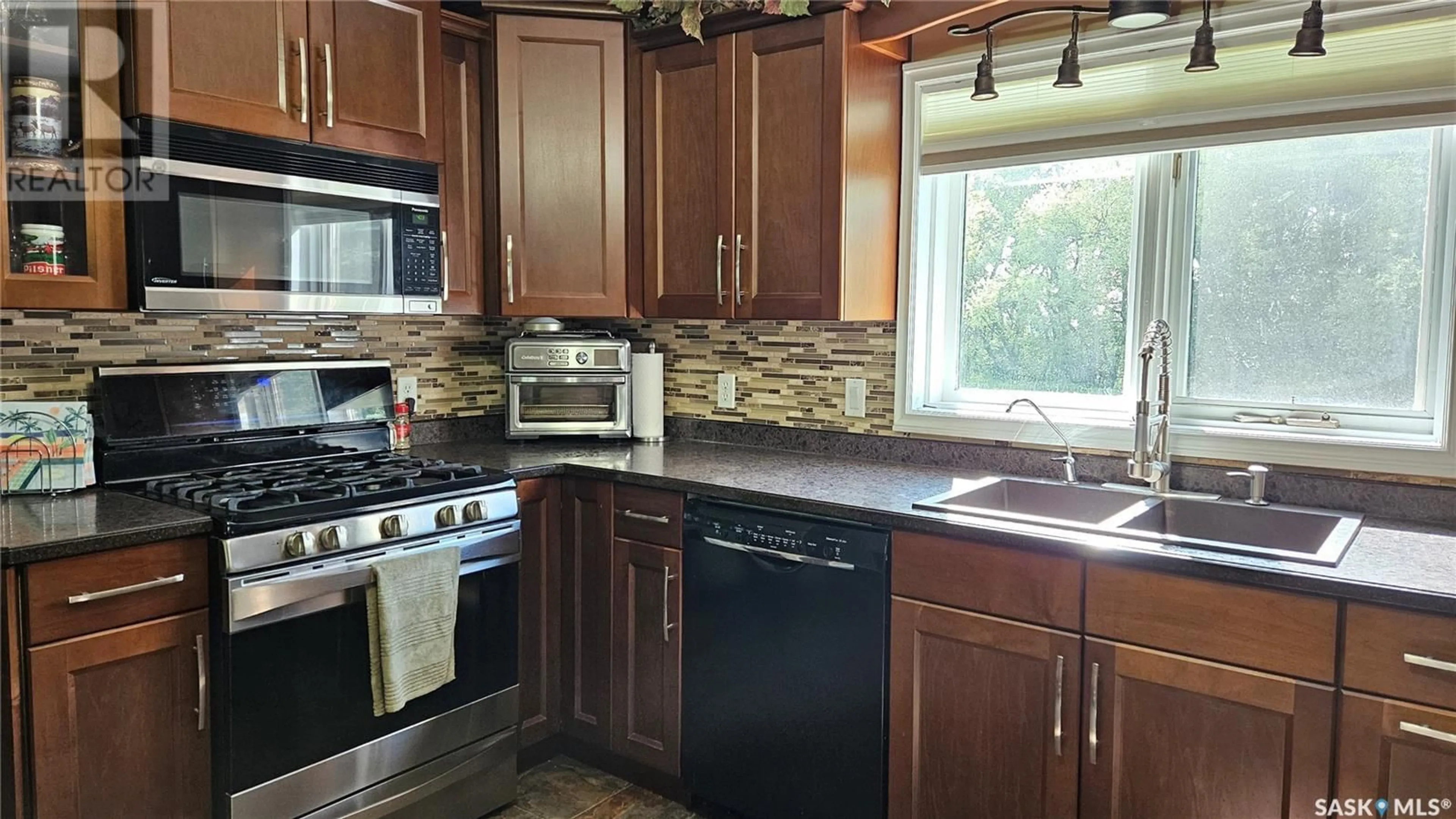Standard kitchen, ceramic/tile floor for HUMBOLDT ACREAGE, Humboldt Rm No. 370 Saskatchewan S0K2A0