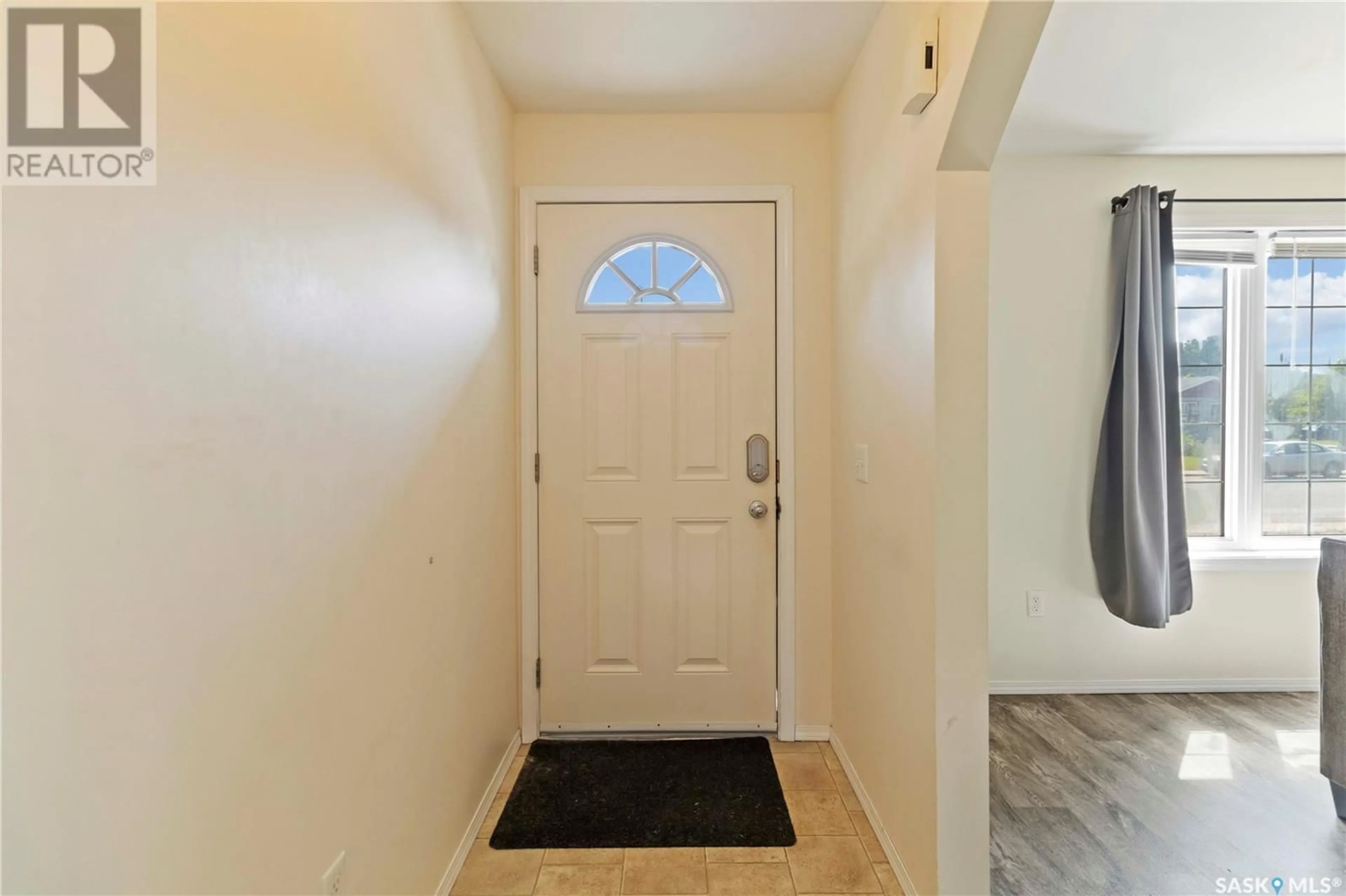 Indoor entryway for 345 X AVENUE, Saskatoon Saskatchewan S7M3H5