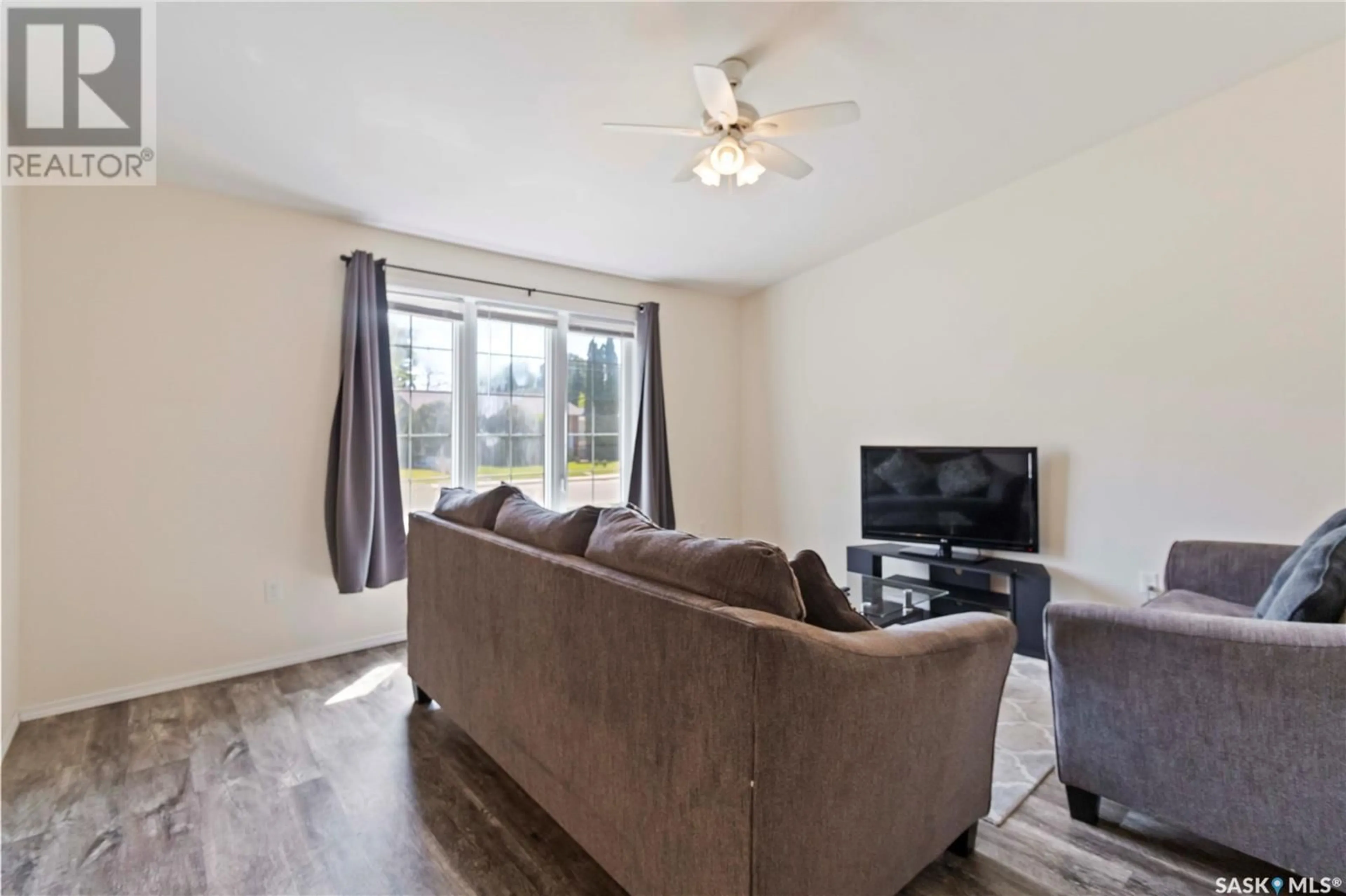 Living room with furniture, wood/laminate floor for 345 X AVENUE, Saskatoon Saskatchewan S7M3H5