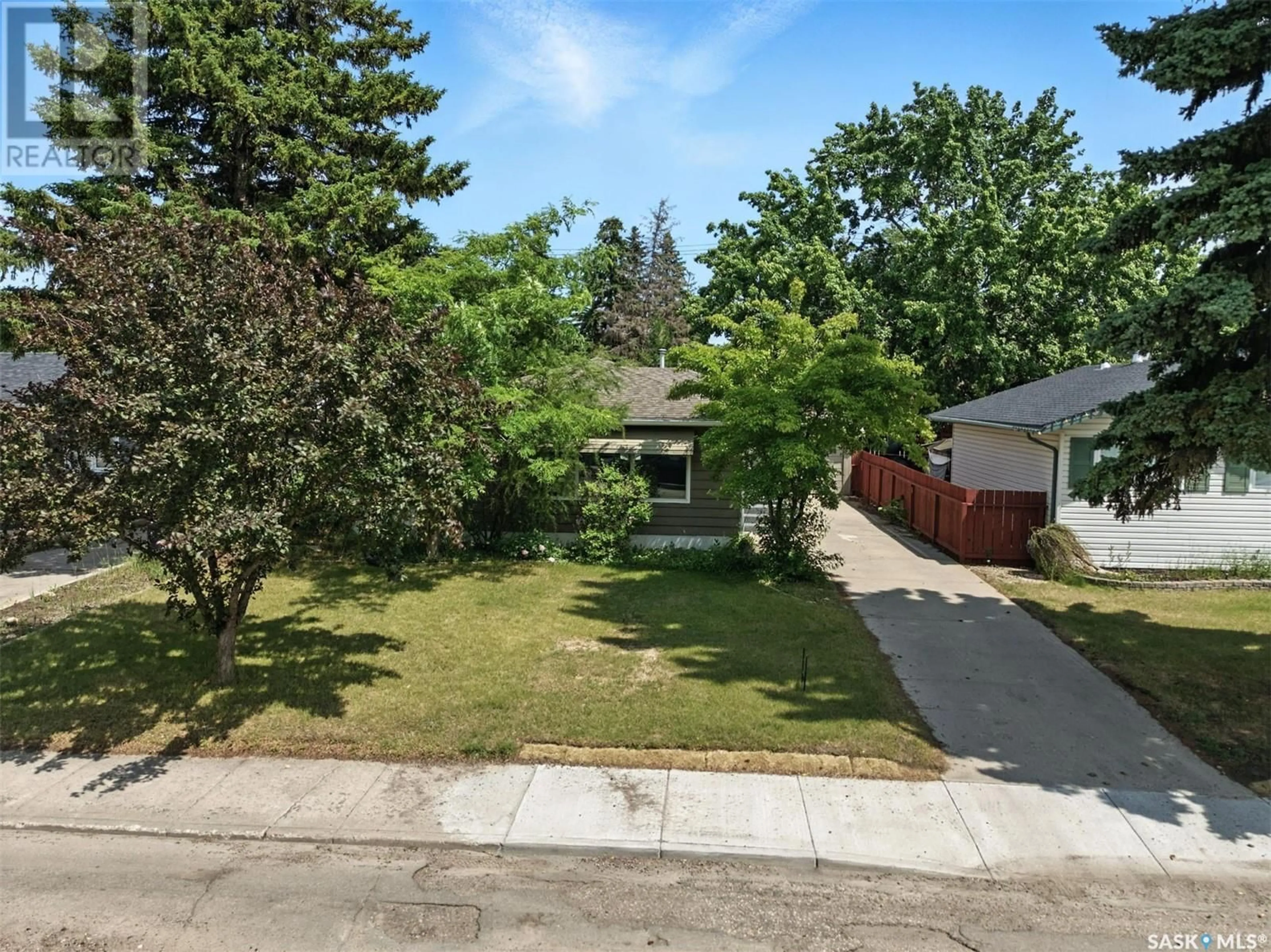 A pic from outside/outdoor area/front of a property/back of a property/a pic from drone, street for S - 2233 CUMBERLAND AVENUE, Saskatoon Saskatchewan S7J1Z4