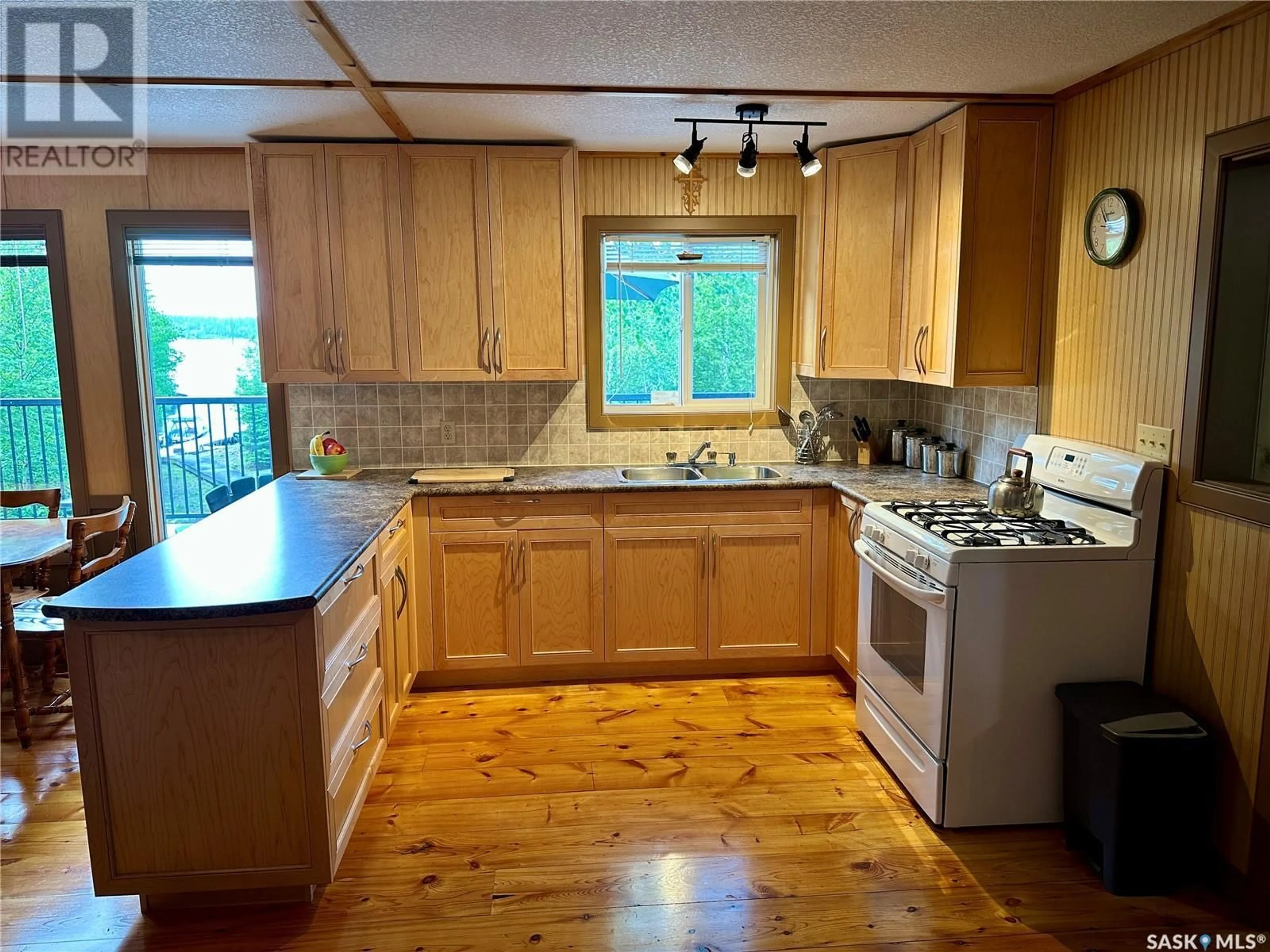 Standard kitchen, wood/laminate floor for REMOTE CABIN, Lac La Ronge Provincial Park Saskatchewan S0J1L0