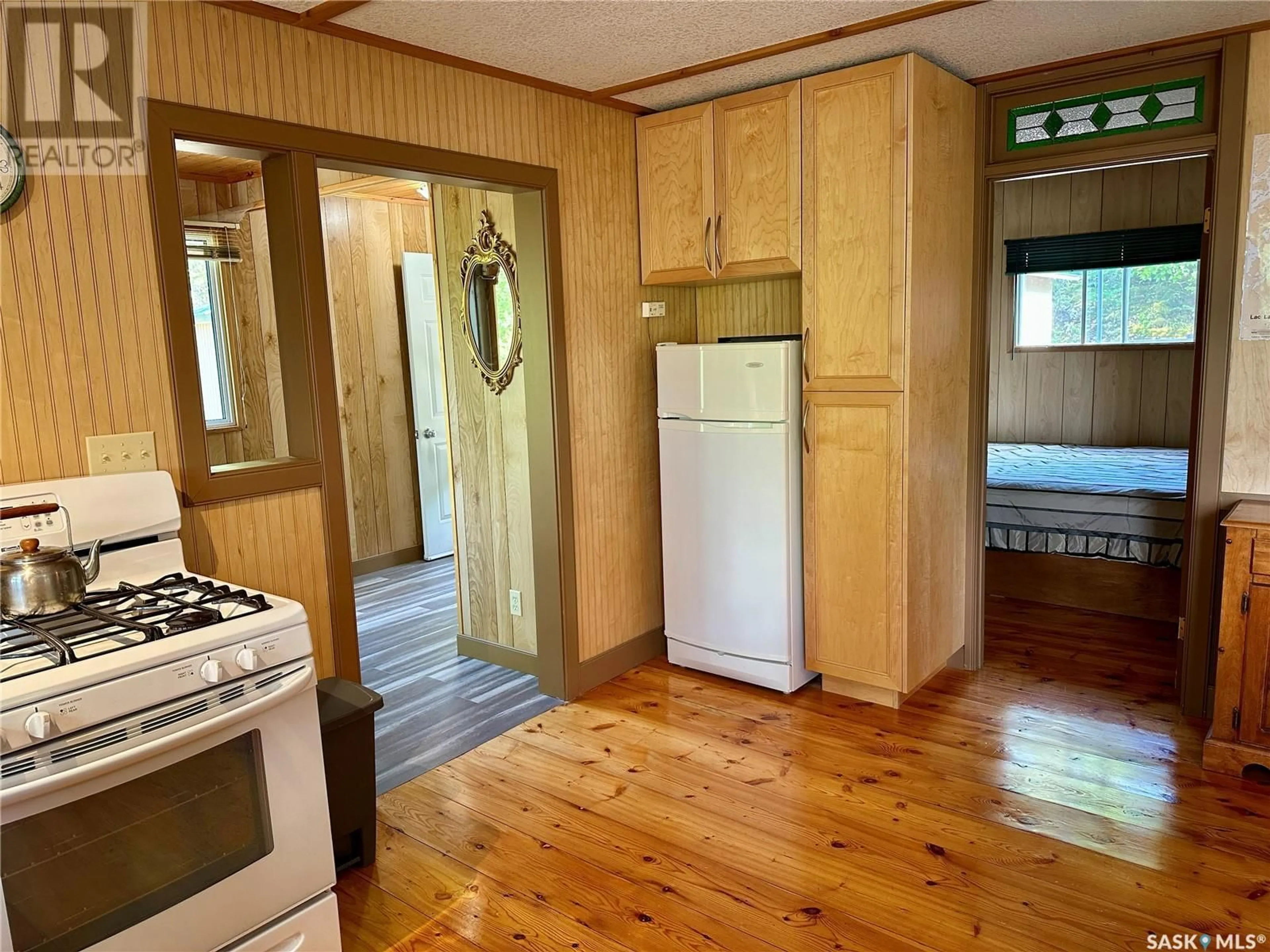 Standard kitchen, wood/laminate floor for REMOTE CABIN, Lac La Ronge Provincial Park Saskatchewan S0J1L0