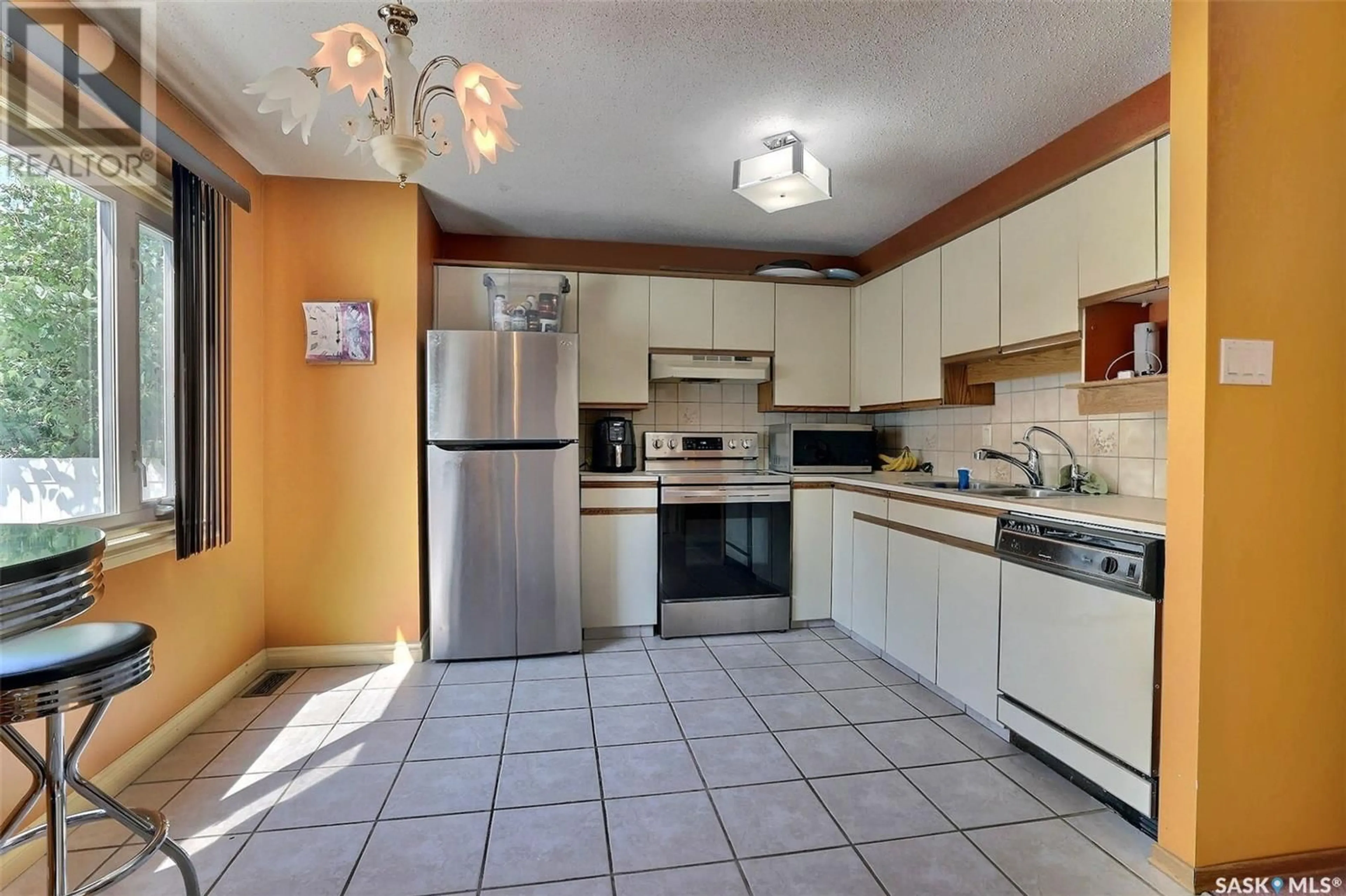 Standard kitchen, ceramic/tile floor for 4047 GORDON ROAD, Regina Saskatchewan S4S6G6