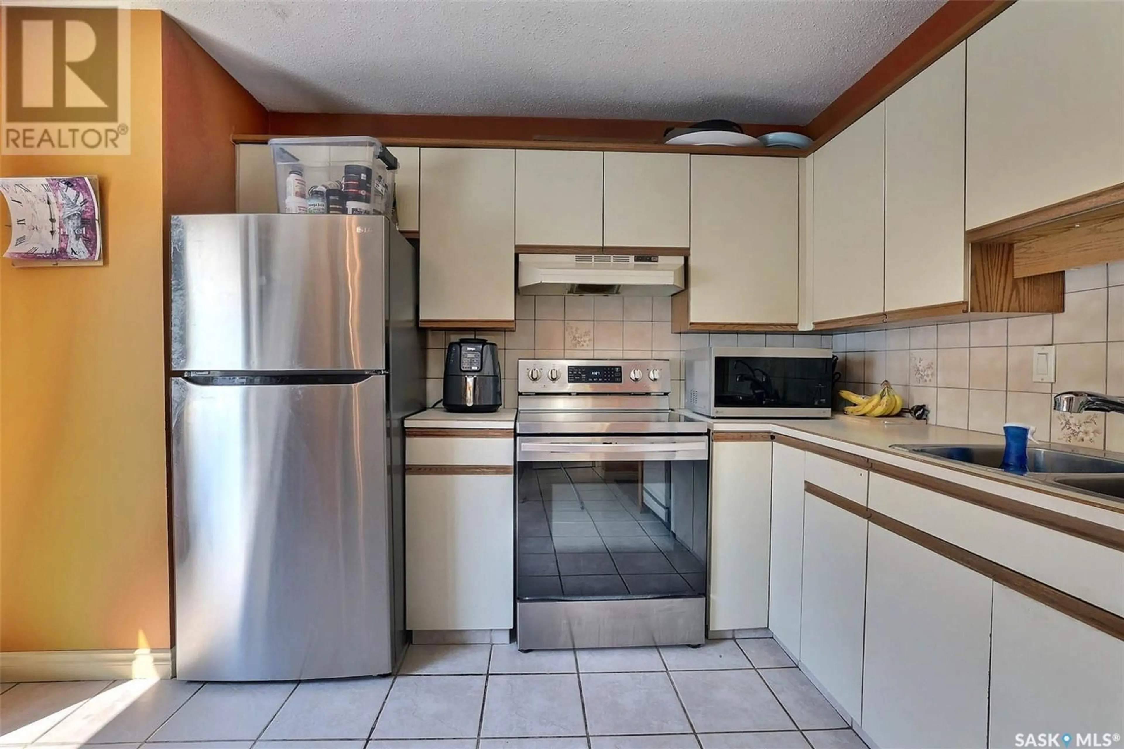 Standard kitchen, ceramic/tile floor for 4047 GORDON ROAD, Regina Saskatchewan S4S6G6