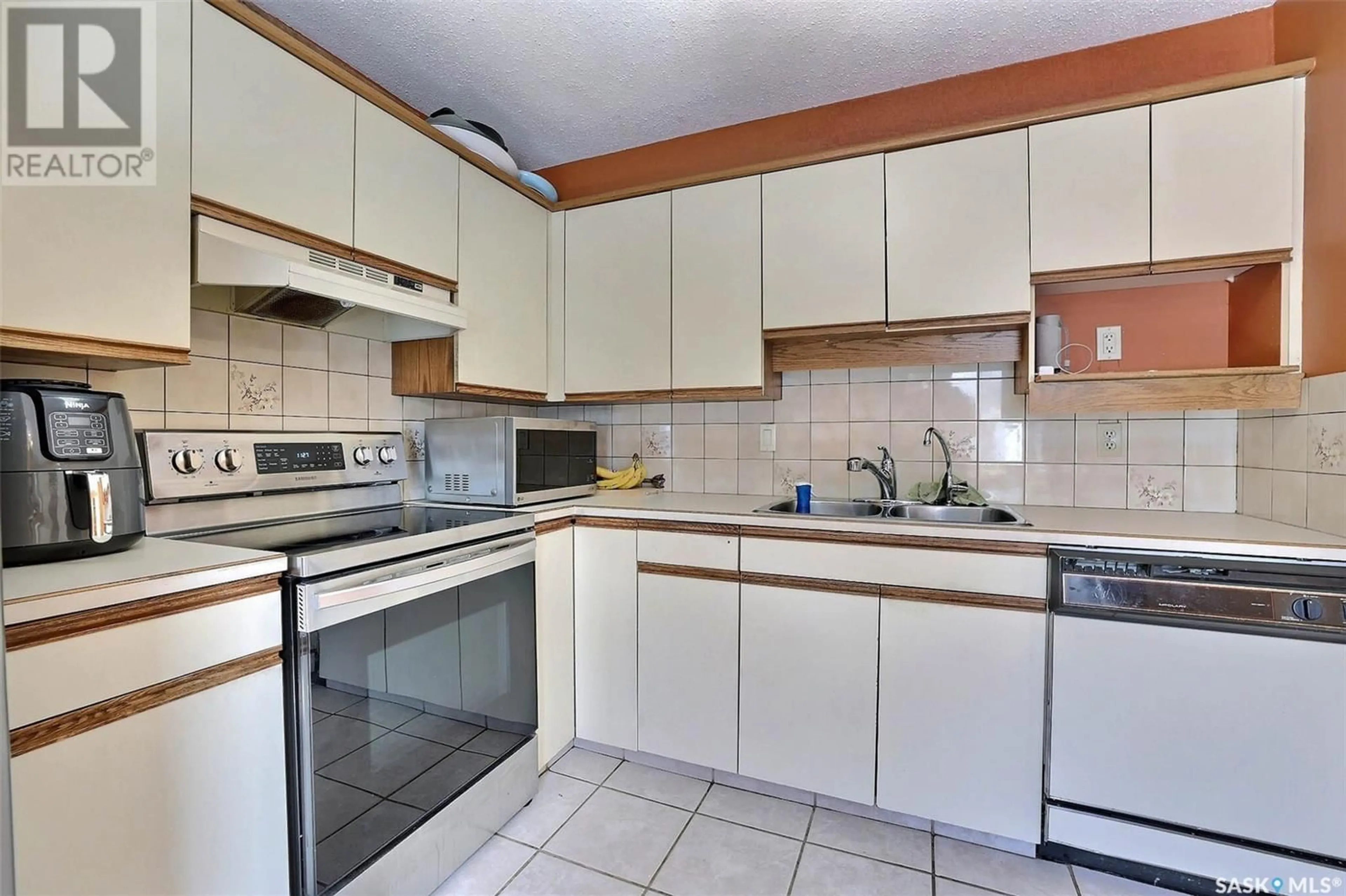 Standard kitchen, unknown for 4047 GORDON ROAD, Regina Saskatchewan S4S6G6