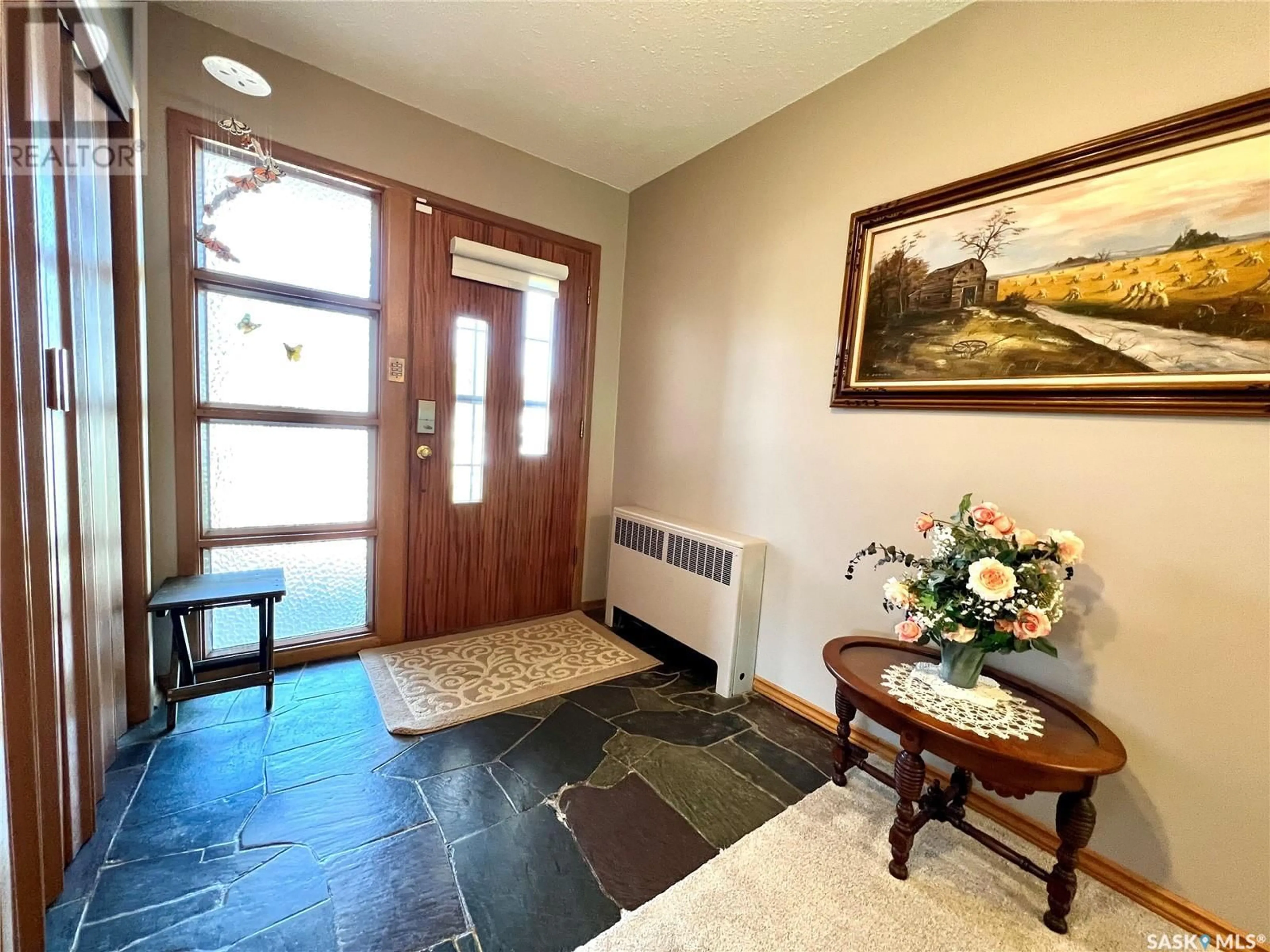 Indoor entryway for 335 4TH AVENUE, Swift Current Saskatchewan S9H2J7