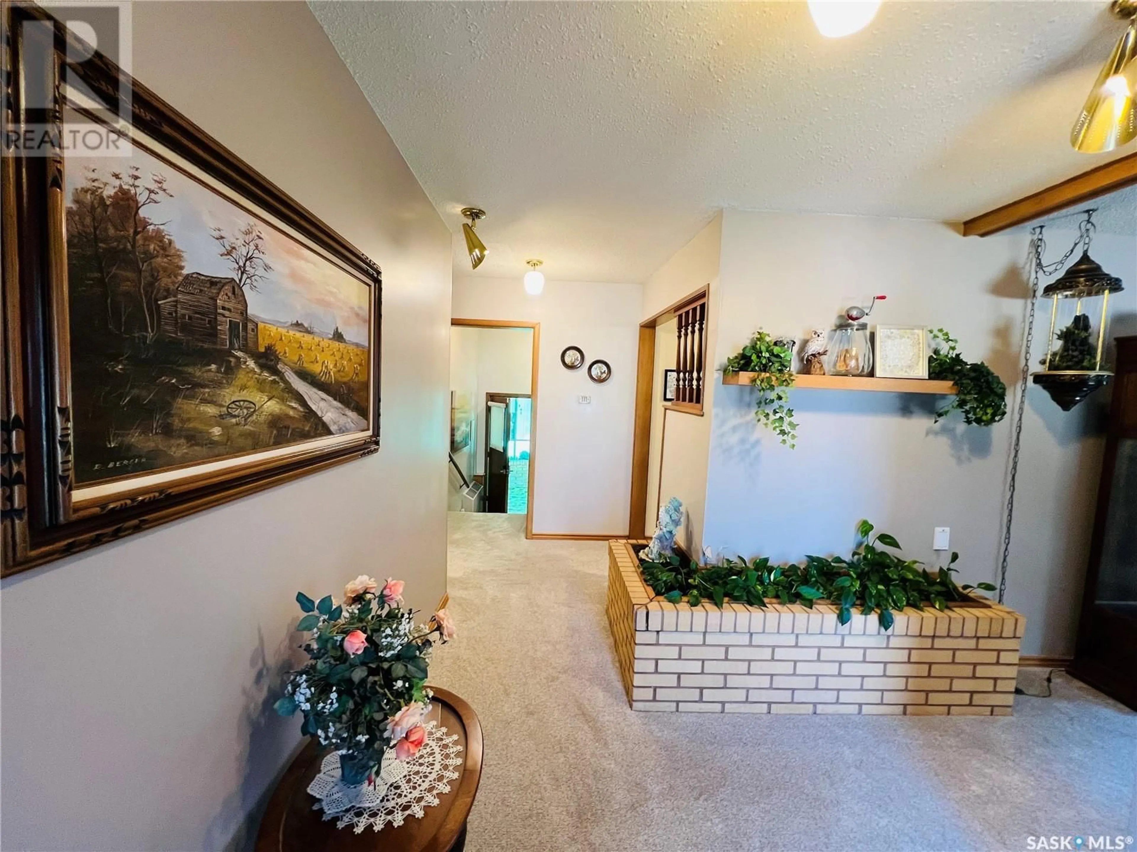 Indoor foyer for 335 4TH AVENUE, Swift Current Saskatchewan S9H2J7