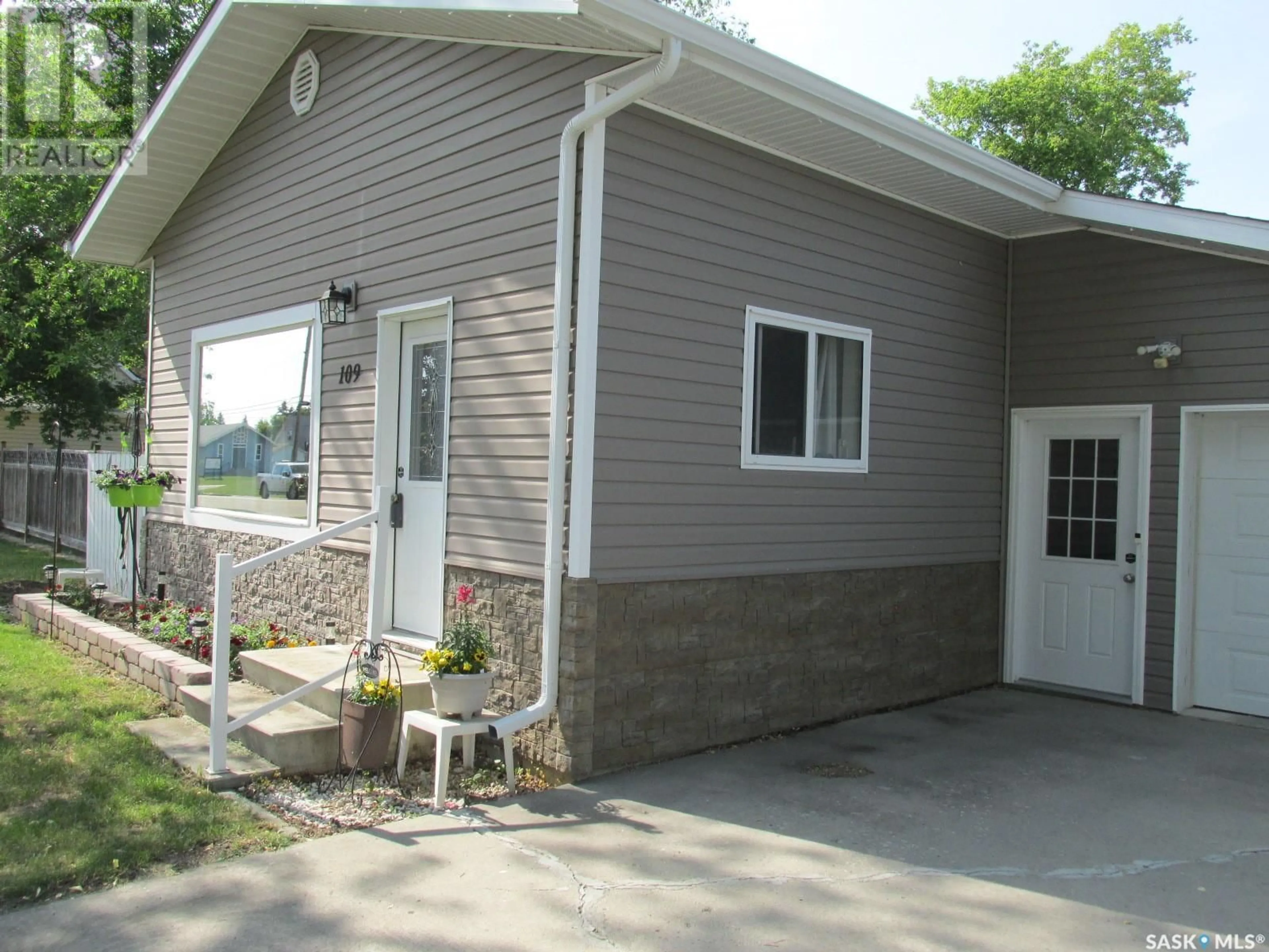 Home with vinyl exterior material, street for 109 7TH AVENUE, Nipawin Saskatchewan S0E1E0