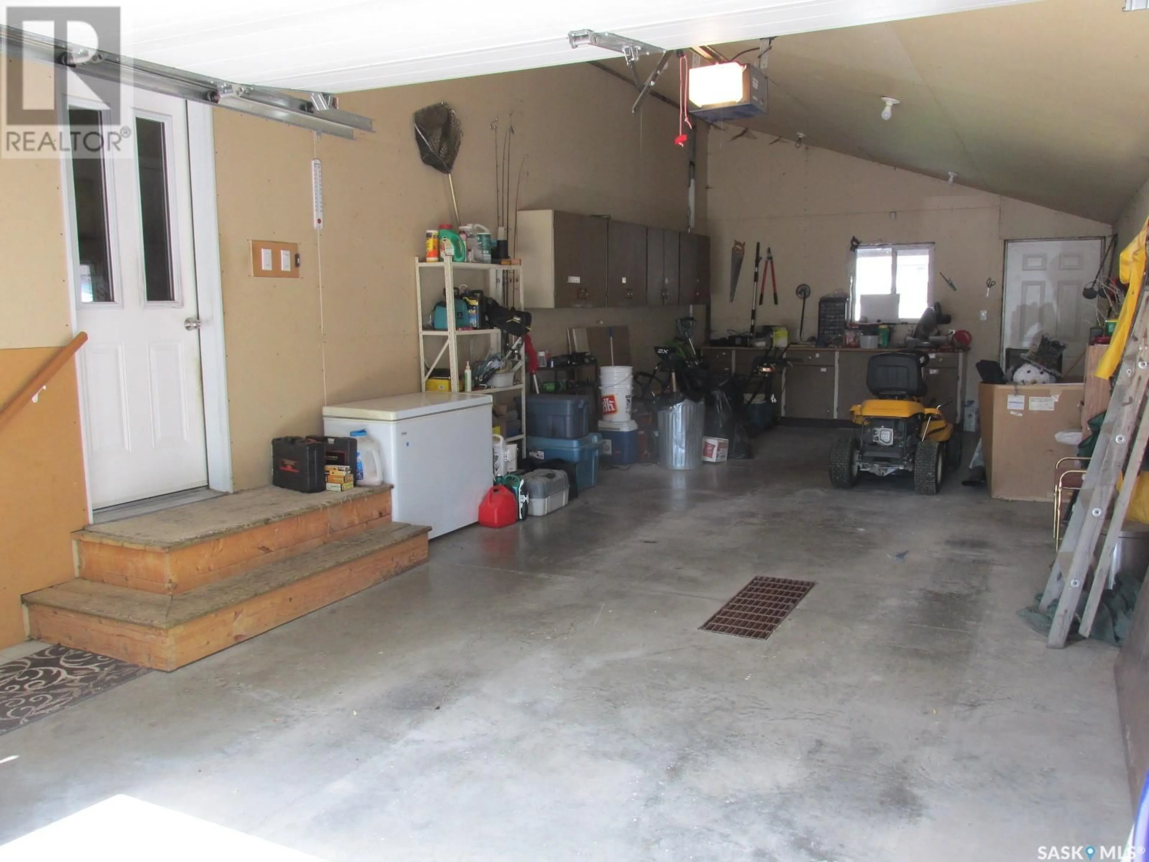 Indoor garage for 109 7TH AVENUE, Nipawin Saskatchewan S0E1E0