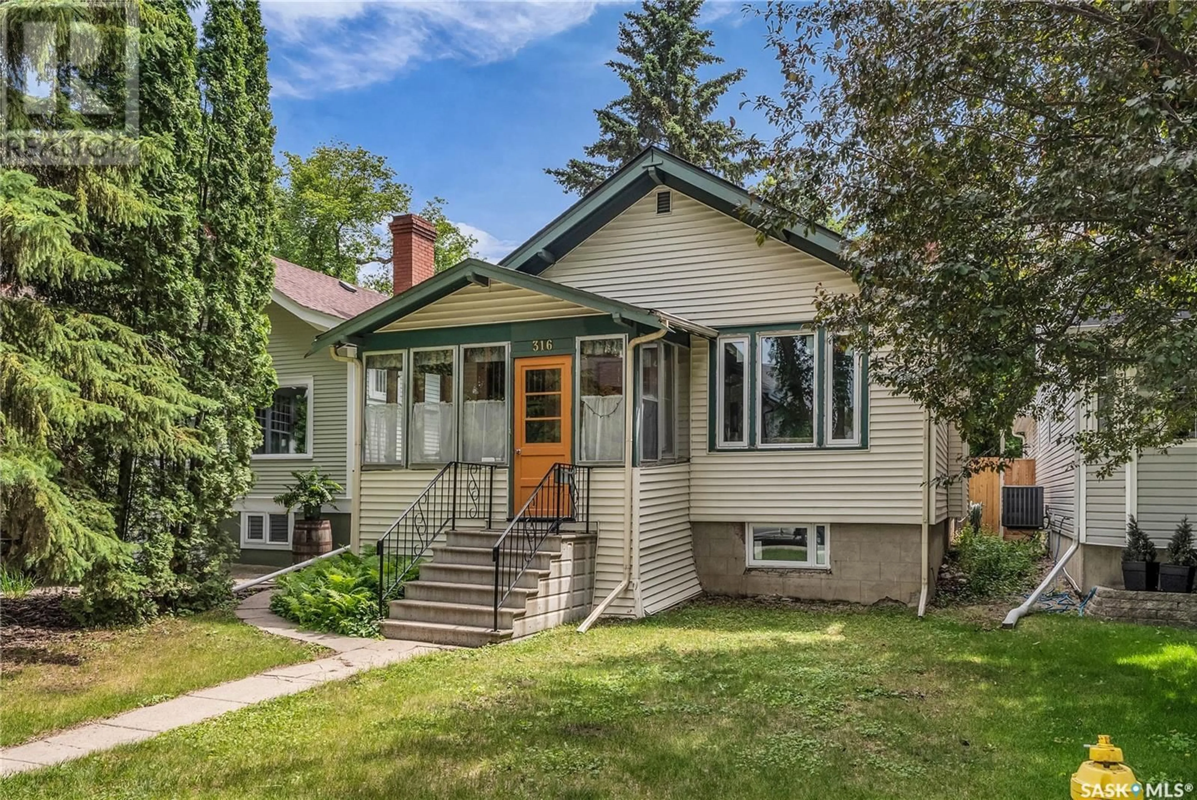 Home with vinyl exterior material, street for 316 10TH STREET, Saskatoon Saskatchewan S7N0C7