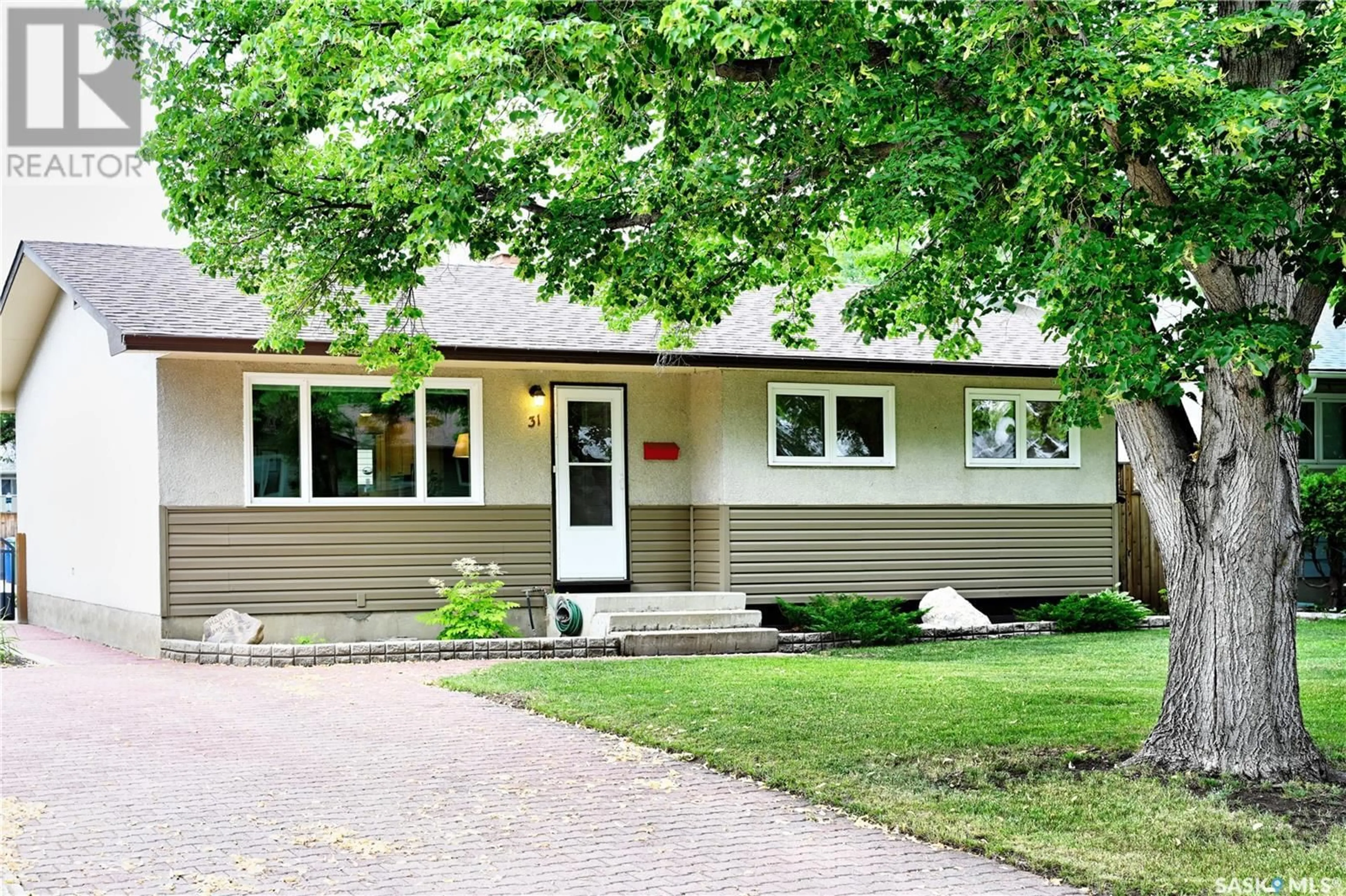 Home with vinyl exterior material, street for 31 WALKER CRESCENT, Saskatoon Saskatchewan S7L4H7