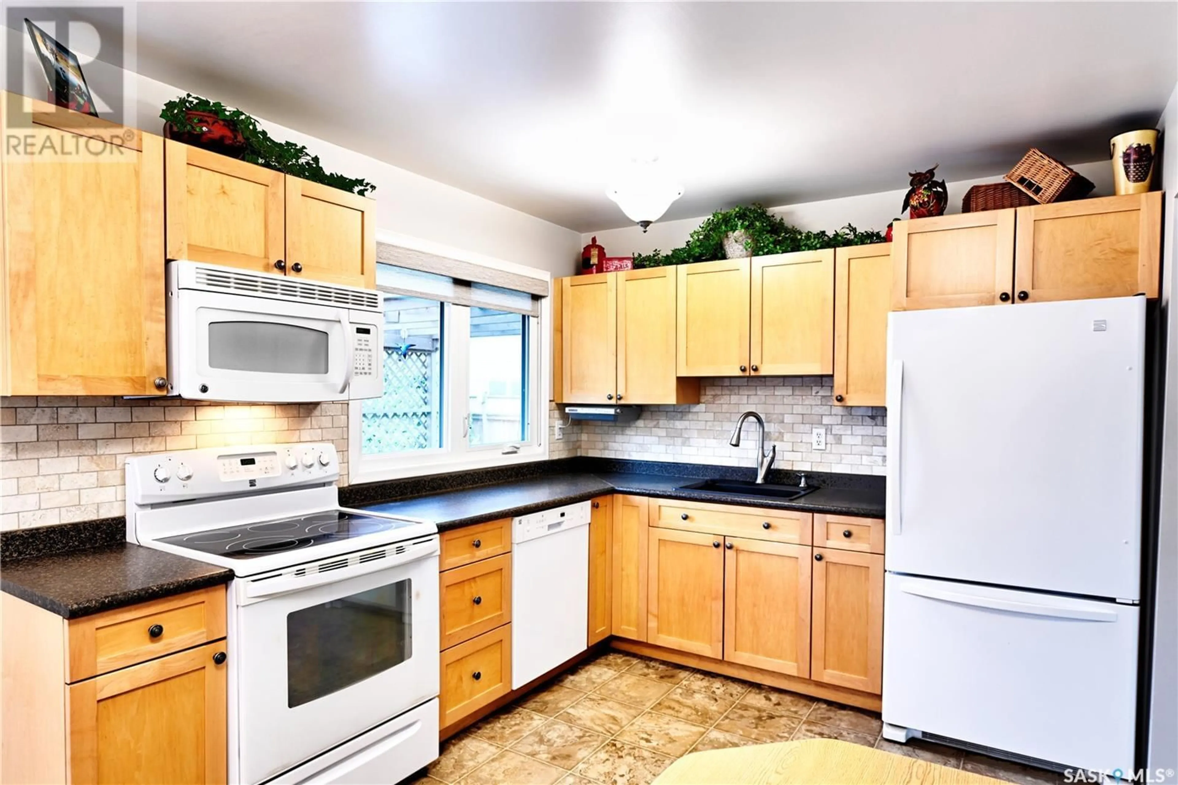 Standard kitchen, ceramic/tile floor for 31 WALKER CRESCENT, Saskatoon Saskatchewan S7L4H7