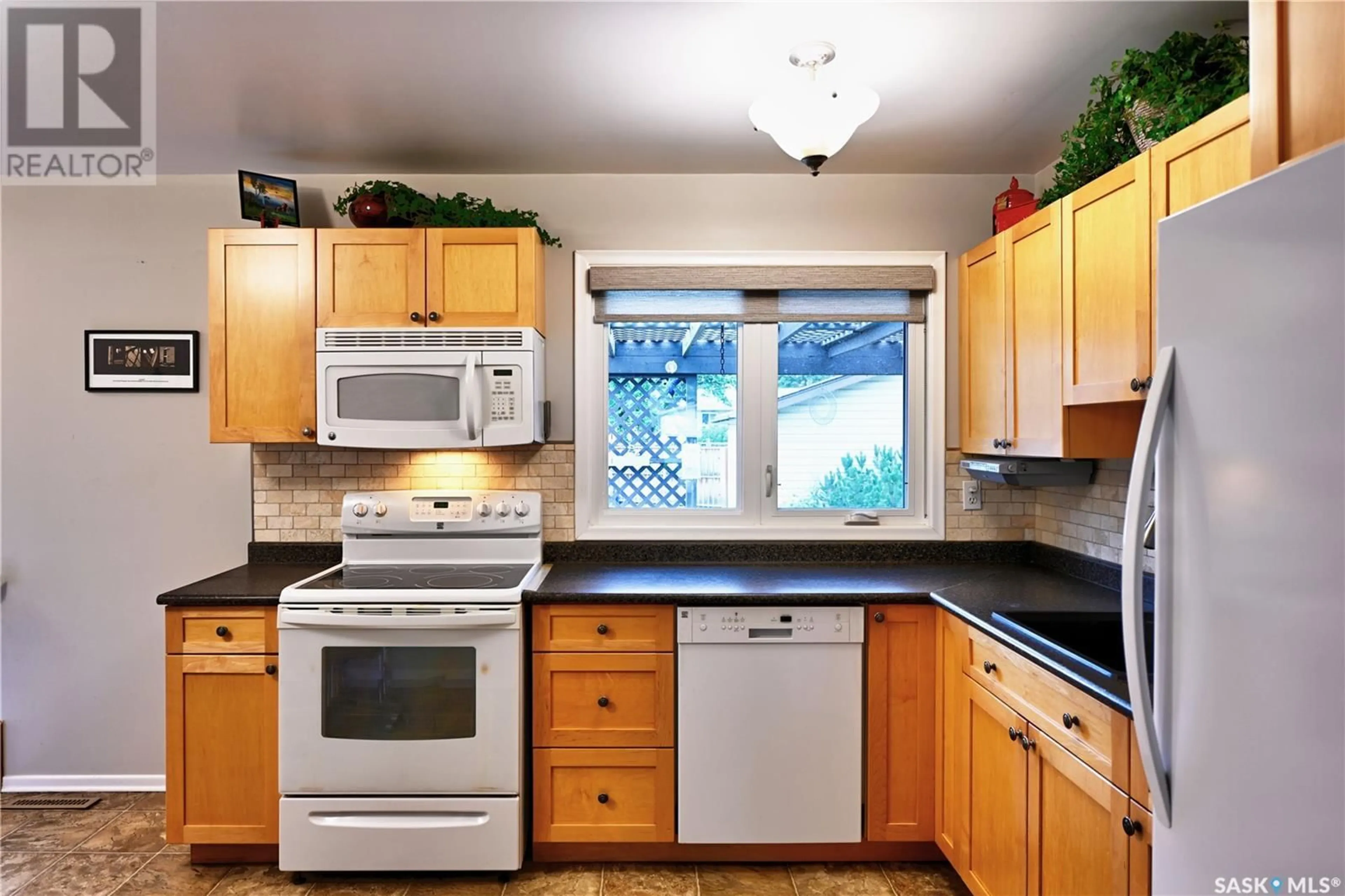 Standard kitchen, ceramic/tile floor for 31 WALKER CRESCENT, Saskatoon Saskatchewan S7L4H7