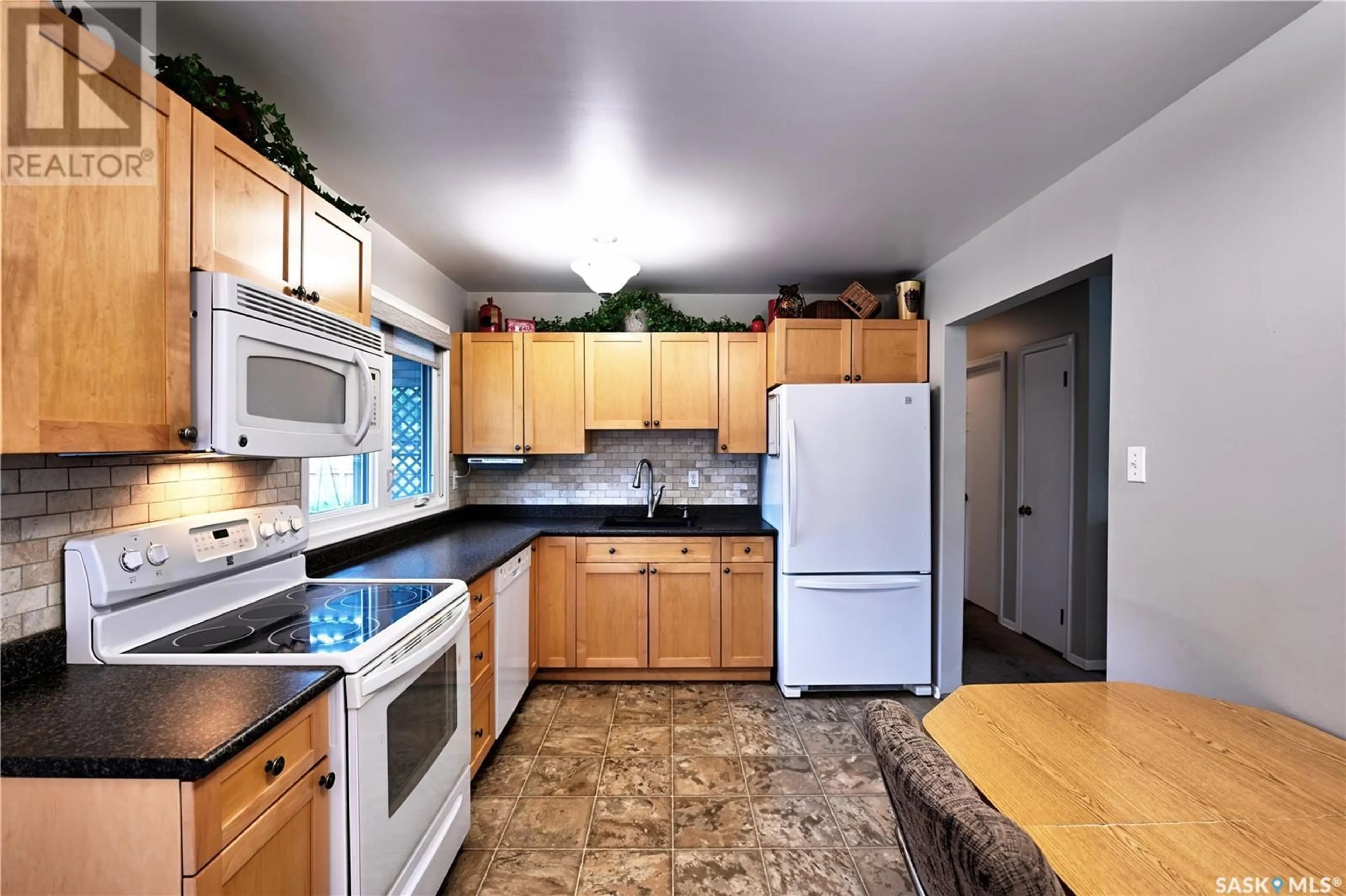 Standard kitchen, unknown for 31 WALKER CRESCENT, Saskatoon Saskatchewan S7L4H7
