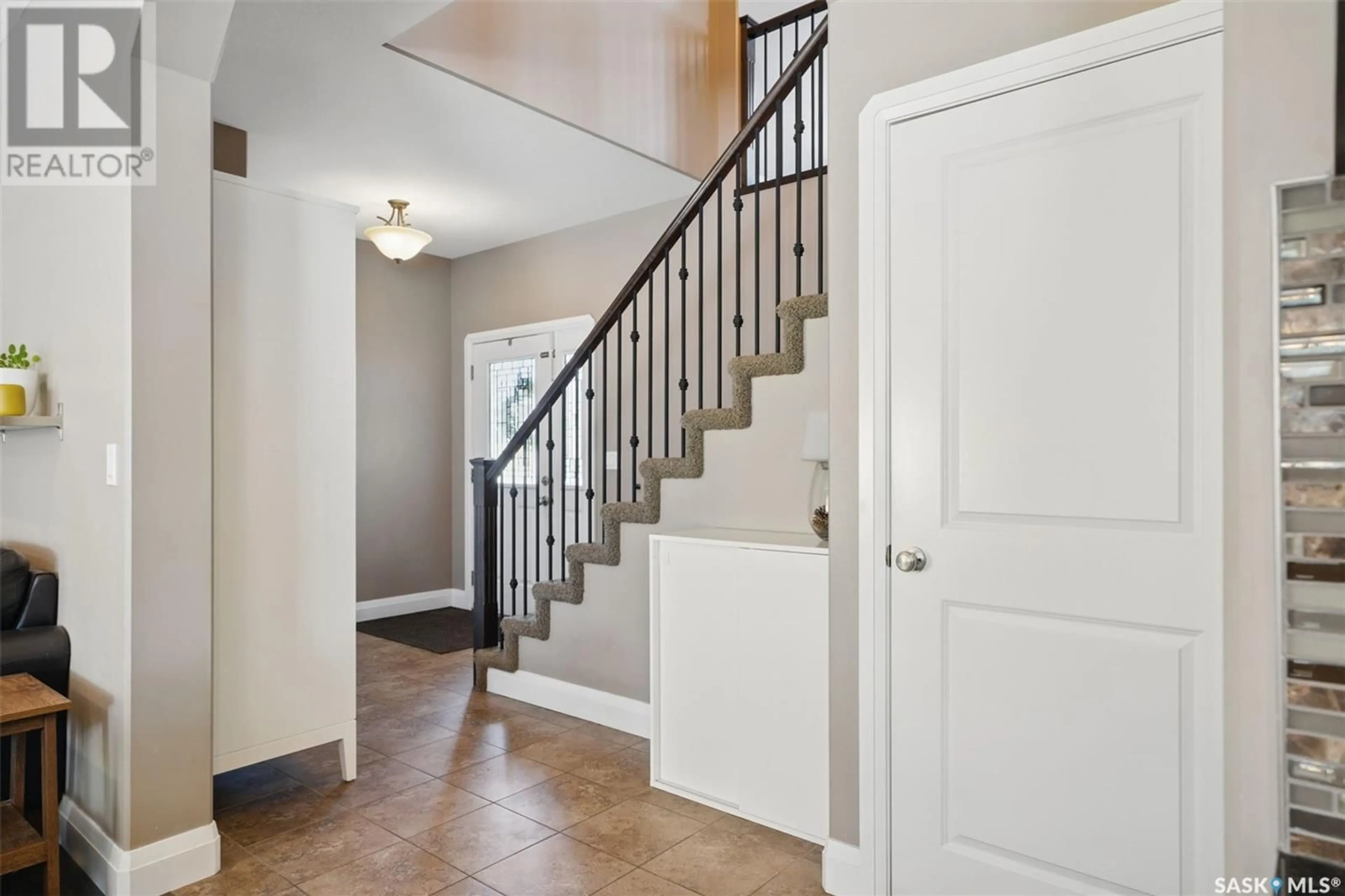 Indoor entryway for 418 HASTINGS CRESCENT, Saskatoon Saskatchewan S7V0C7