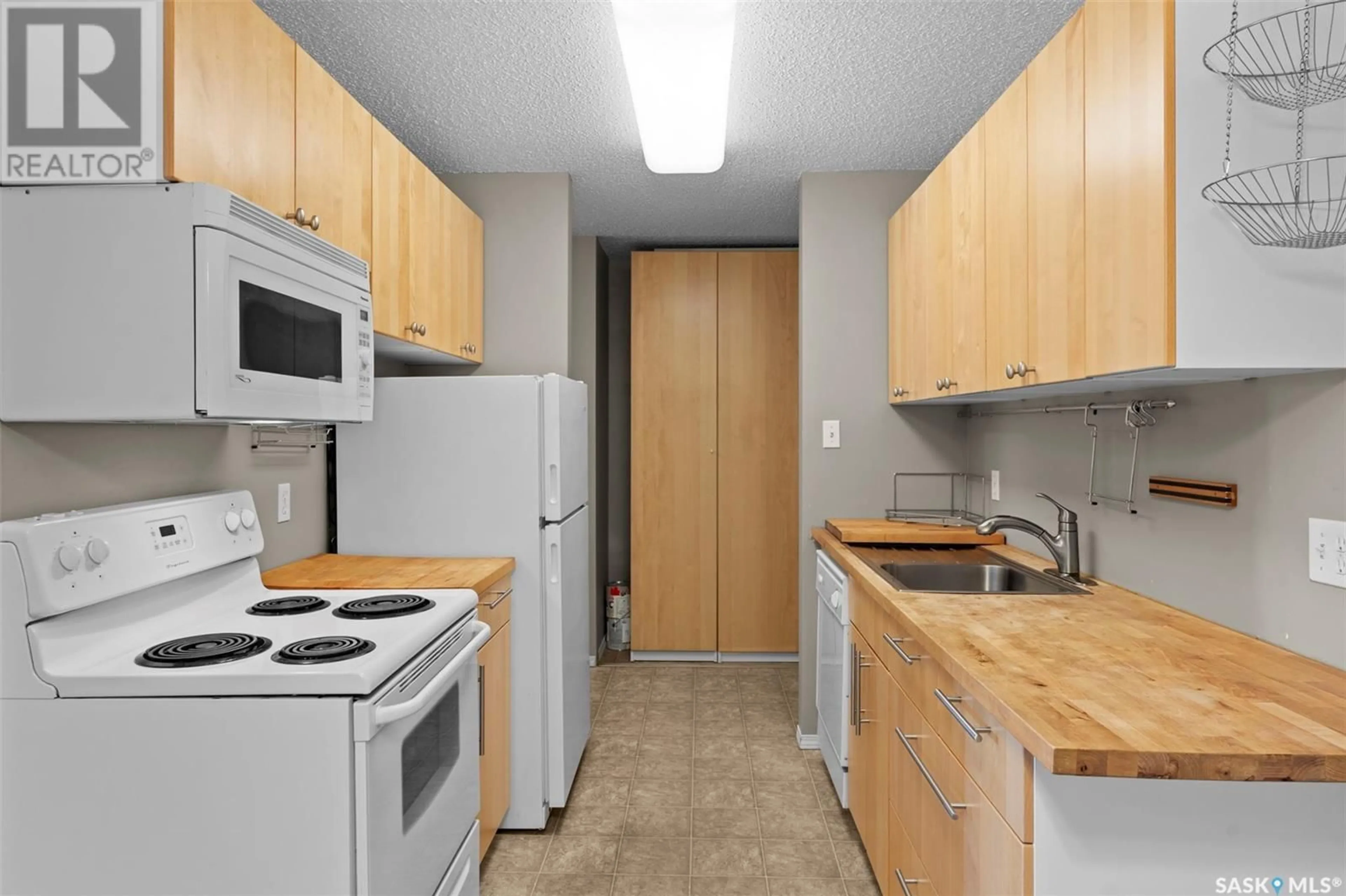 Standard kitchen, unknown for 303 111 WEDGE ROAD, Saskatoon Saskatchewan S7L6S8