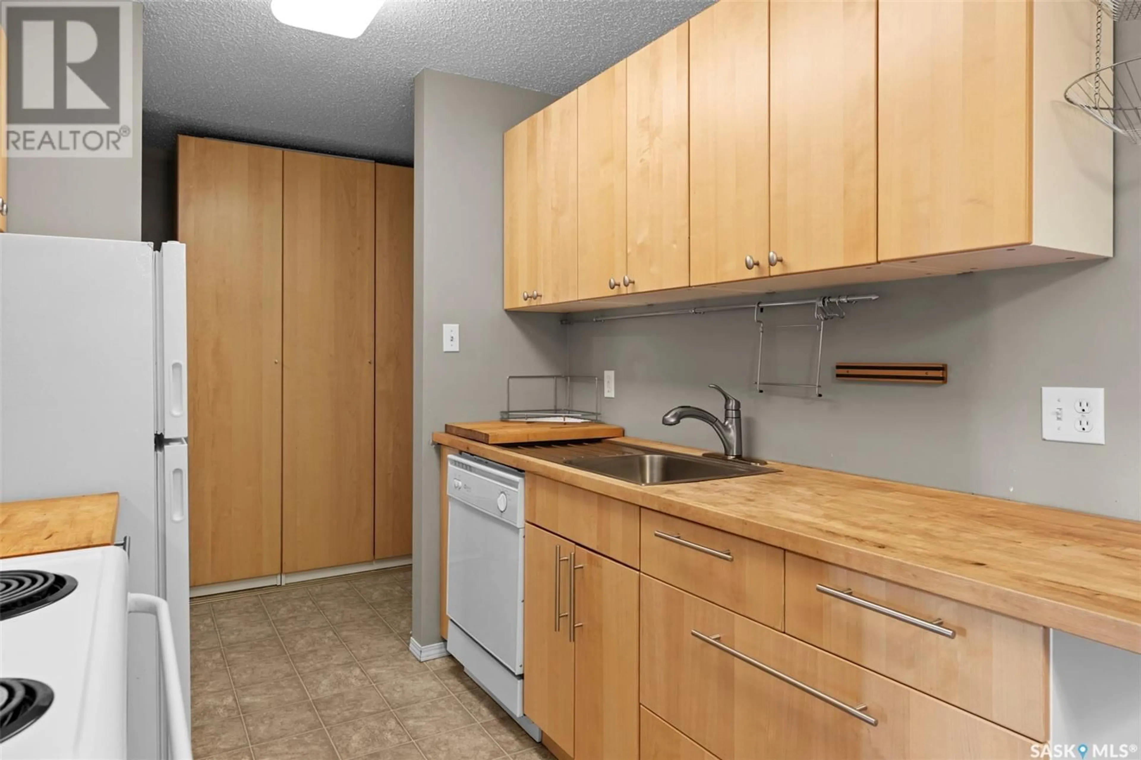 Standard kitchen, unknown for 303 111 WEDGE ROAD, Saskatoon Saskatchewan S7L6S8