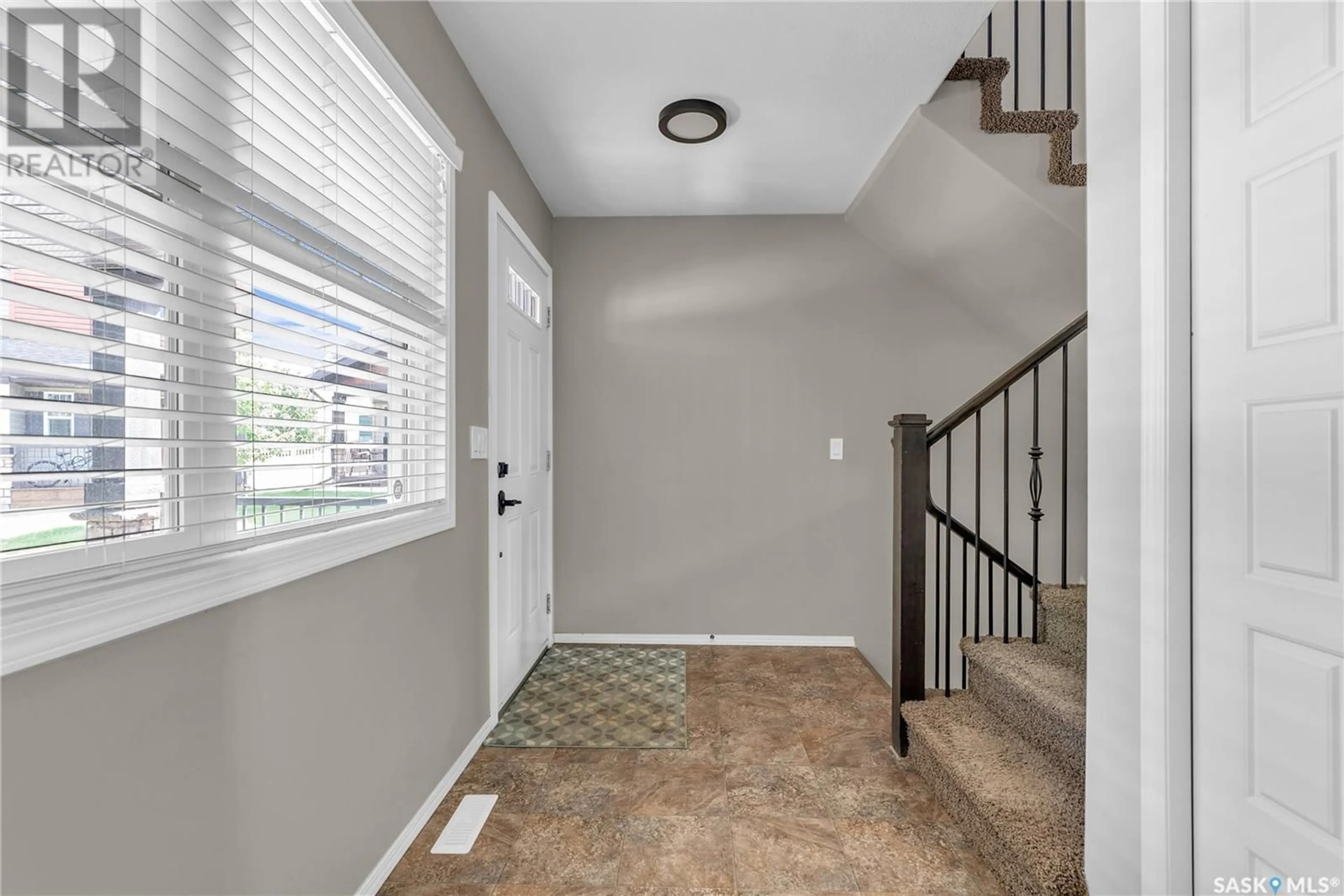 Indoor entryway for 723 150 LANGLOIS WAY, Saskatoon Saskatchewan S7T1C8