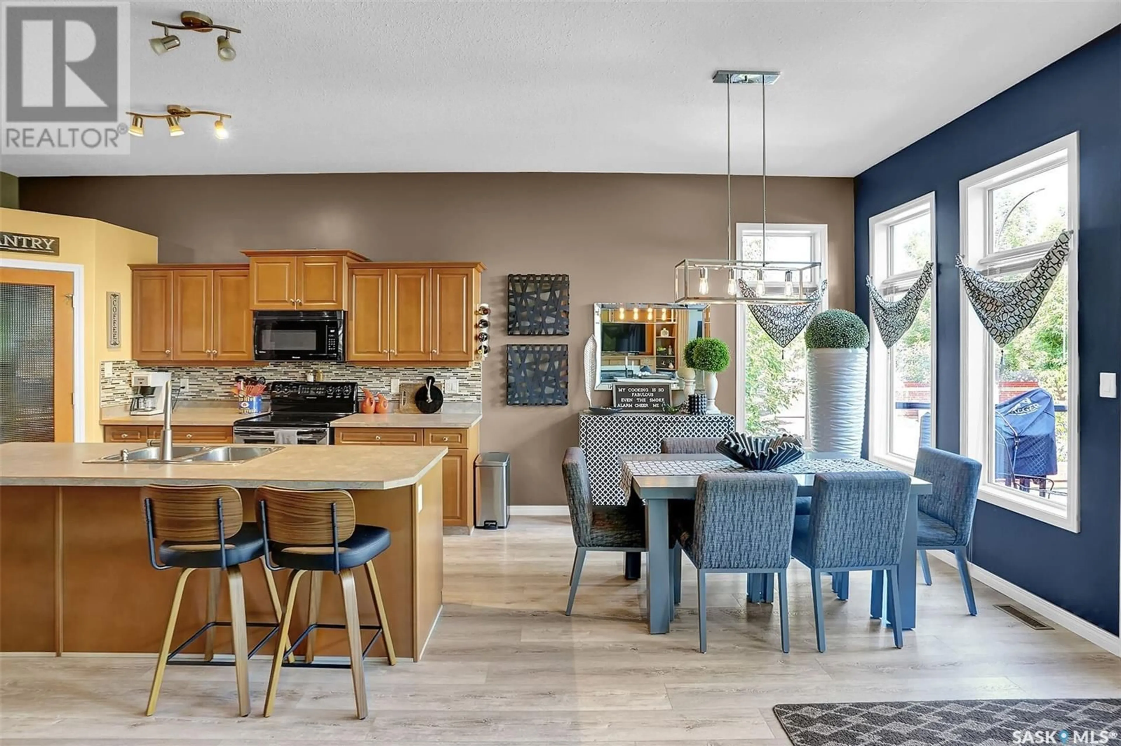 Open concept kitchen, ceramic/tile floor for 7002 WASCANA COVE DRIVE, Regina Saskatchewan S4V3E9