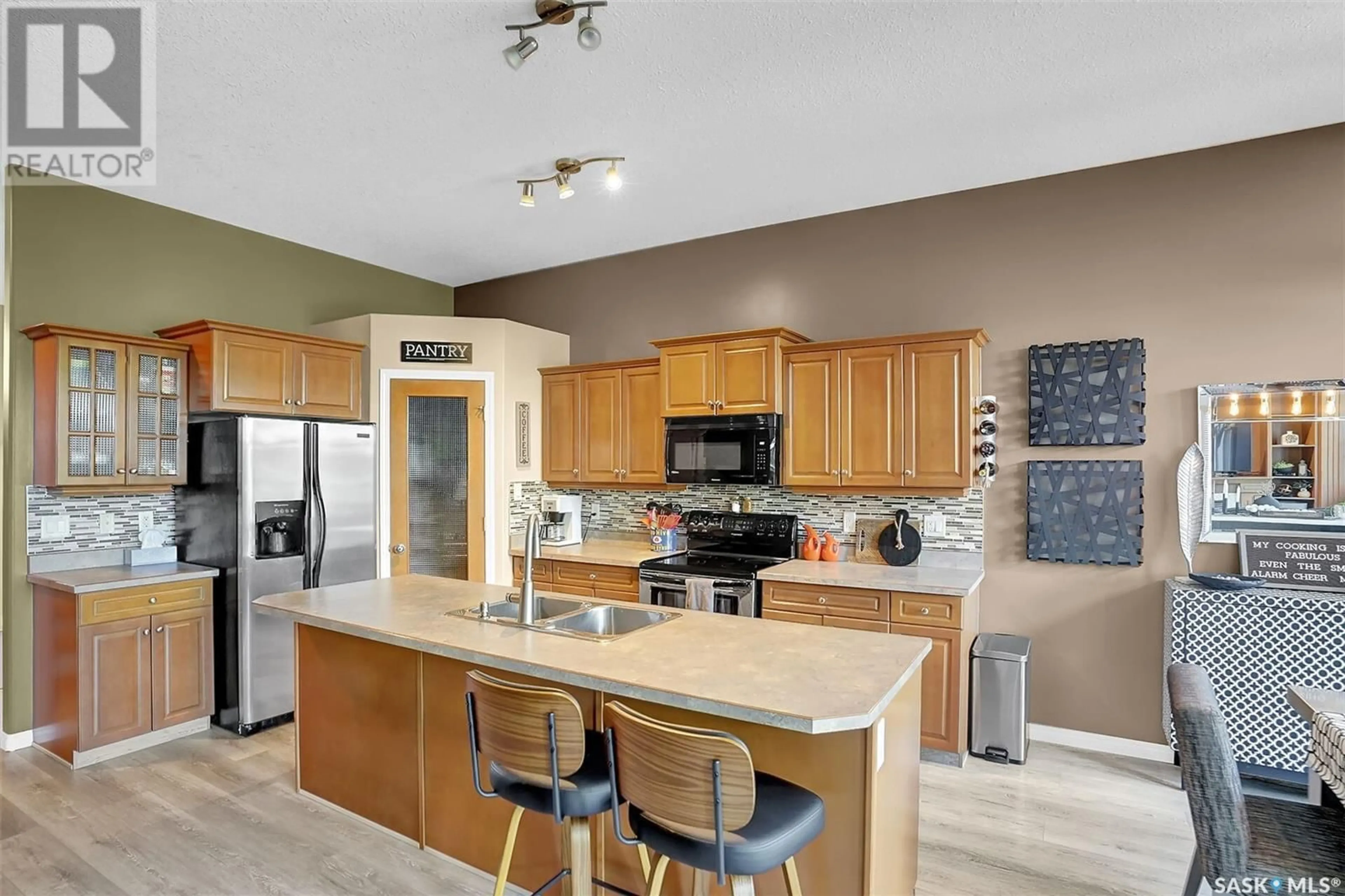 Open concept kitchen, ceramic/tile floor for 7002 WASCANA COVE DRIVE, Regina Saskatchewan S4V3E9