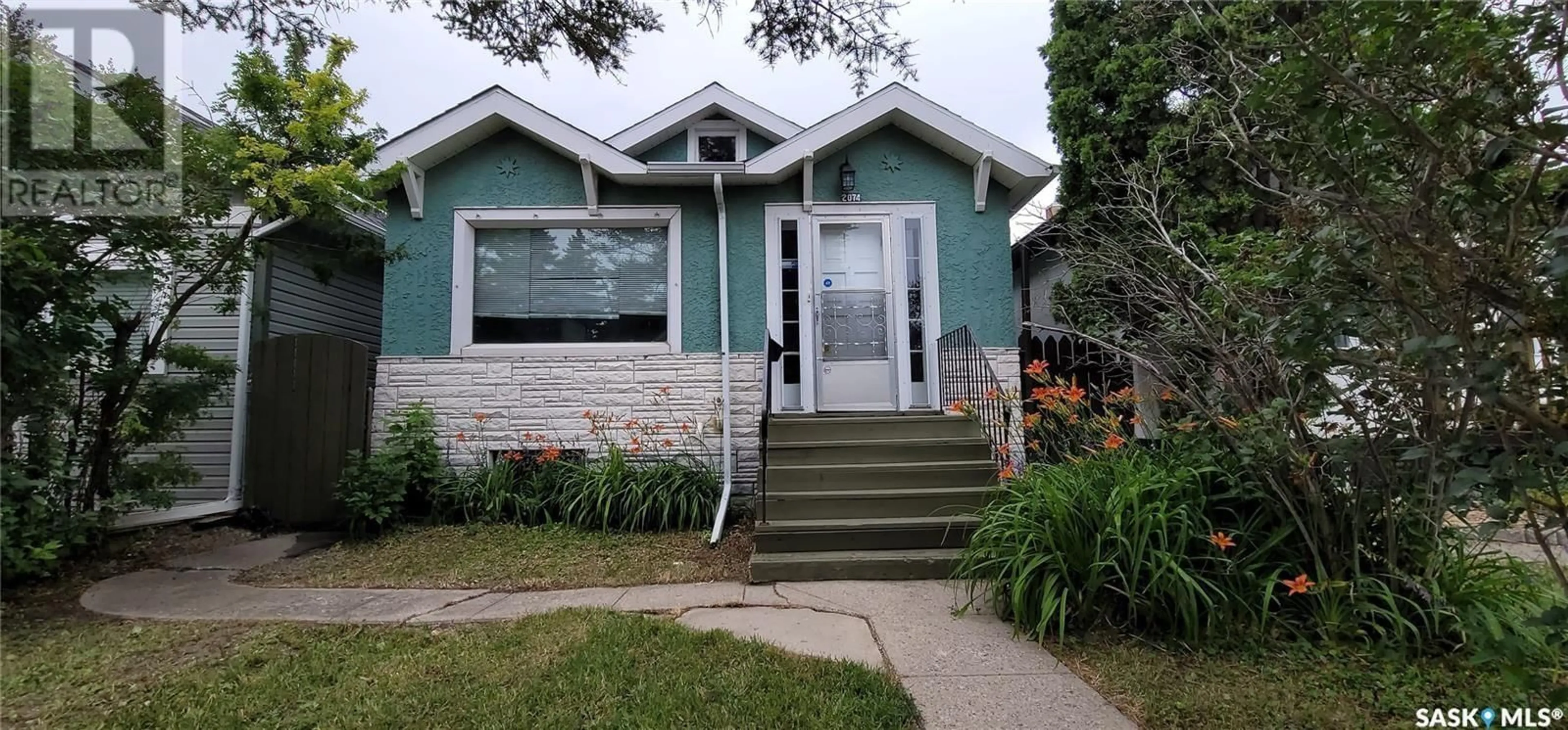 Home with vinyl exterior material, street for 2074 QUEBEC STREET, Regina Saskatchewan S4P1J9