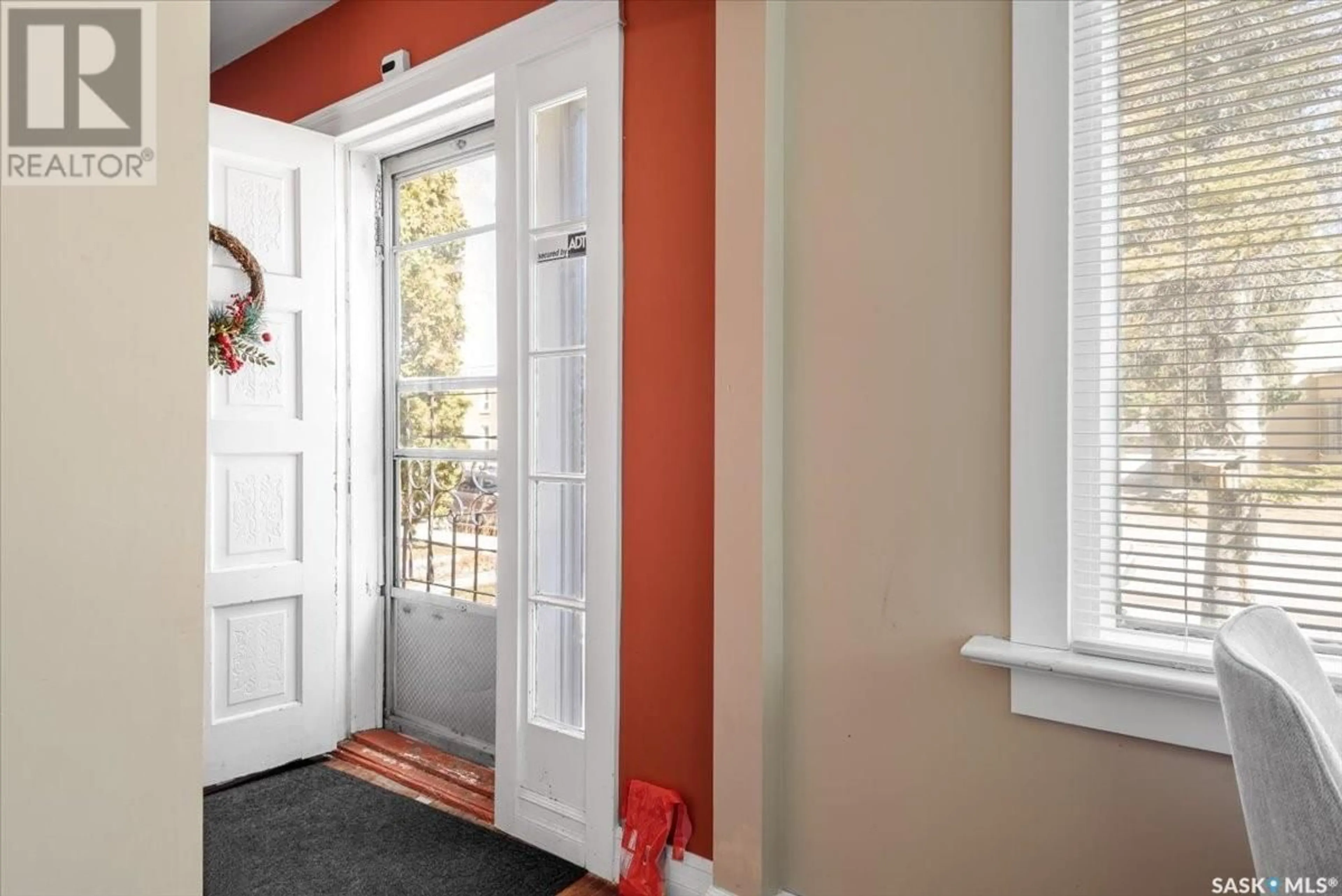 Indoor entryway for 2074 QUEBEC STREET, Regina Saskatchewan S4P1J9