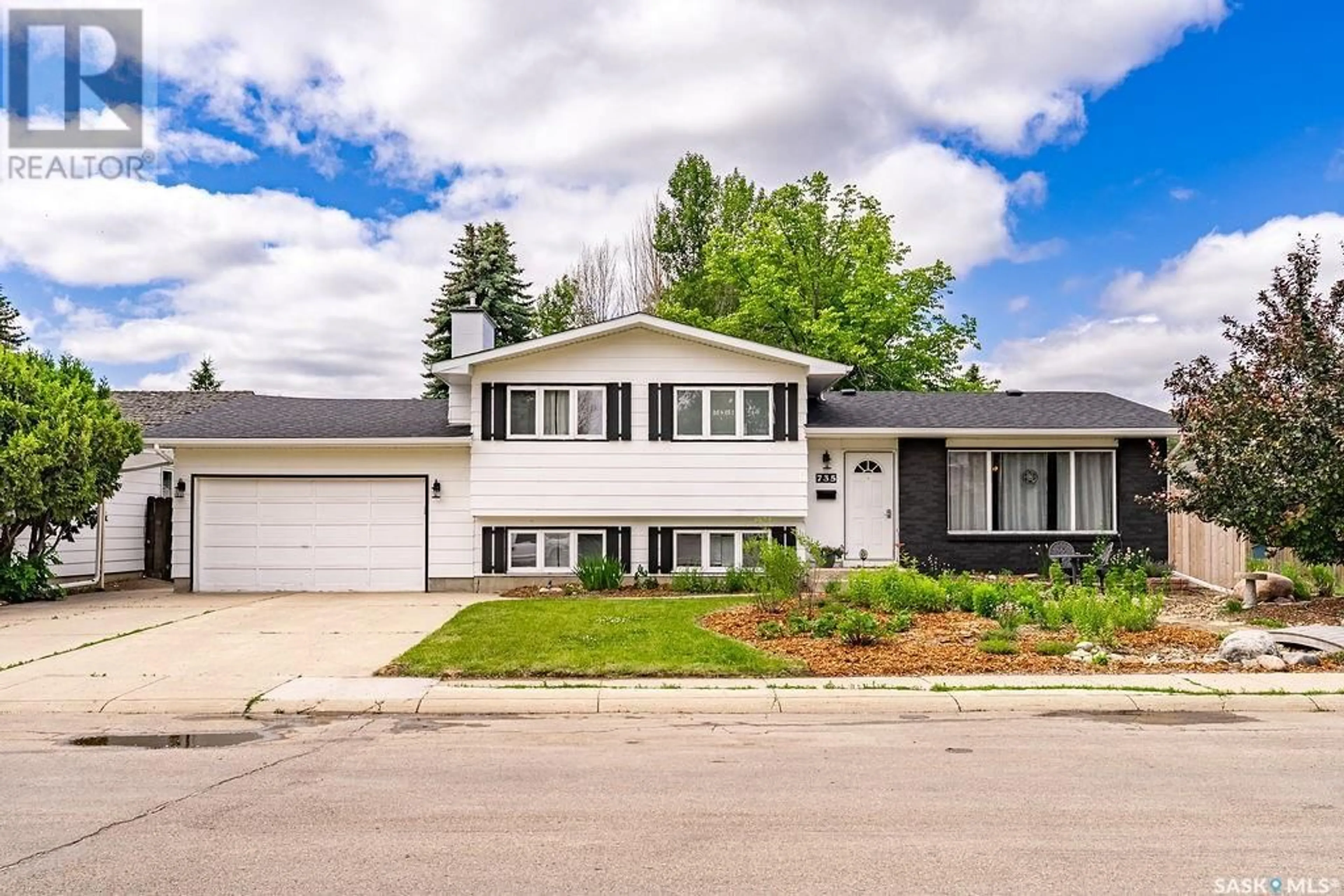 Home with vinyl exterior material, street for 735 TRENT CRESCENT, Saskatoon Saskatchewan S7H4S4