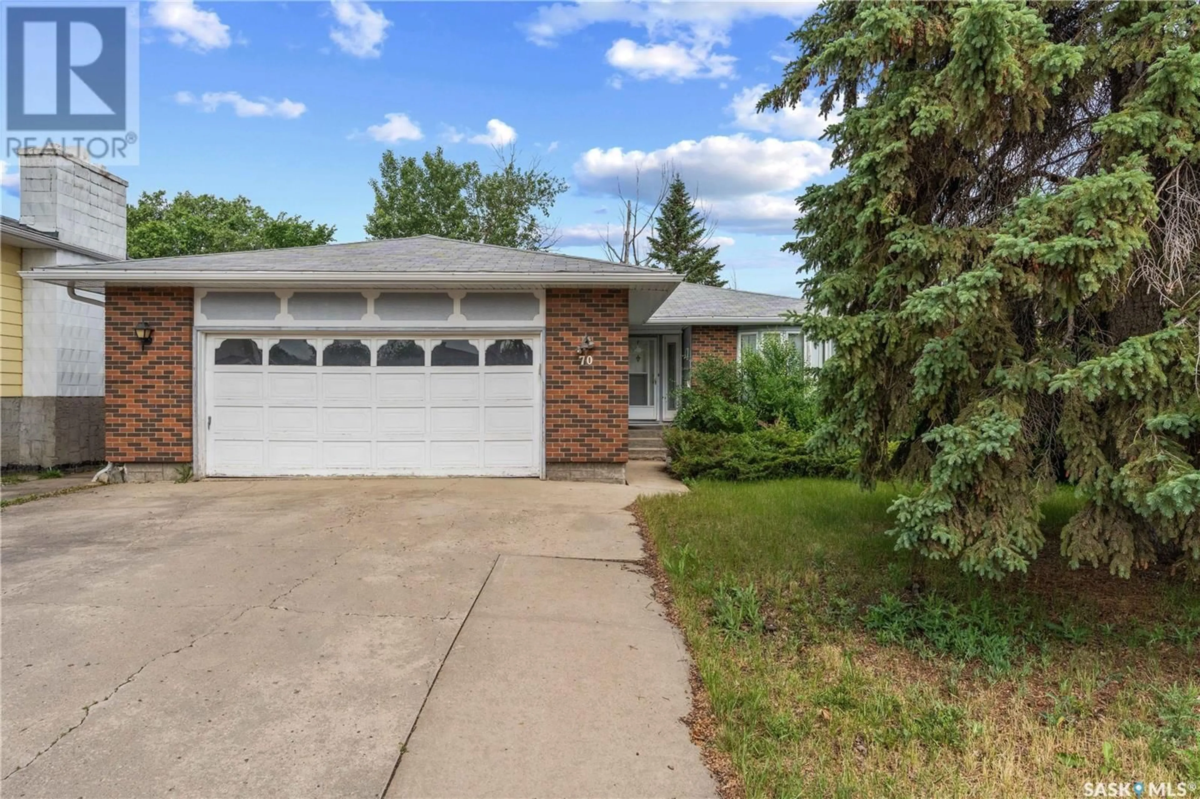 Home with vinyl exterior material, street for 70 METCALFE ROAD, Regina Saskatchewan S4V0H8