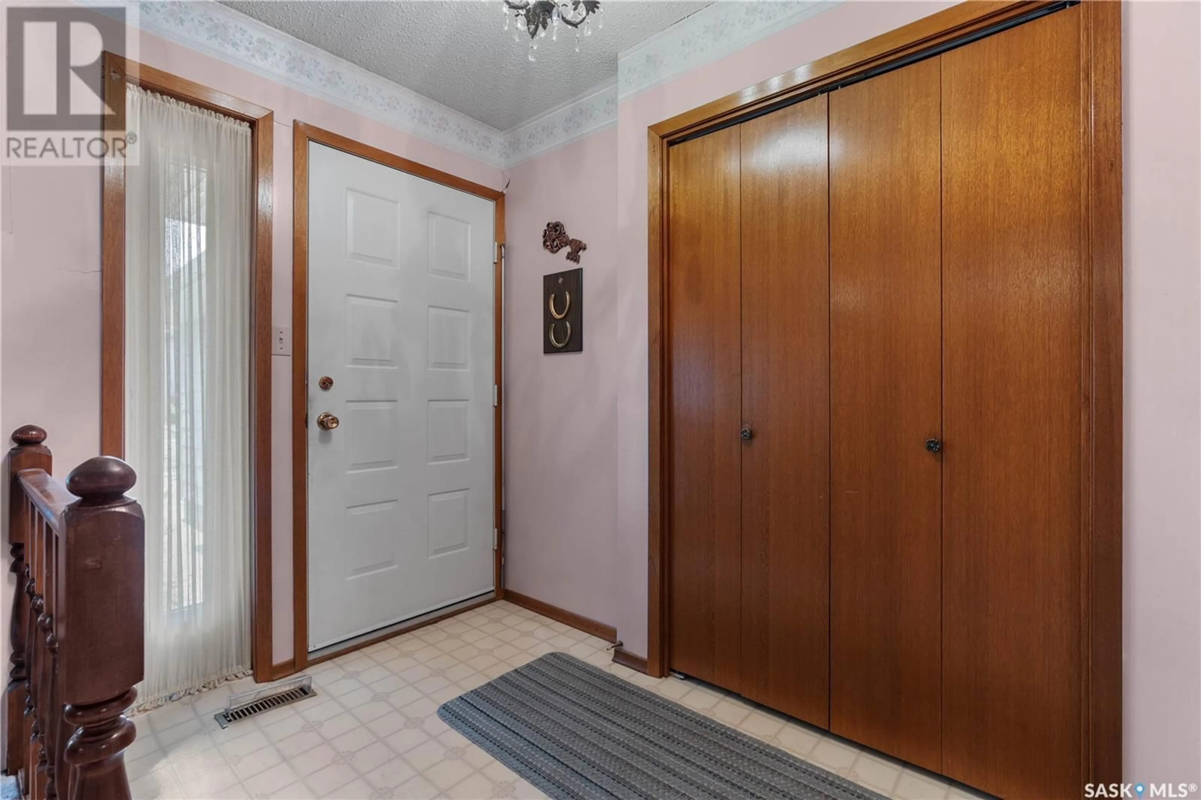 Indoor entryway for 70 METCALFE ROAD, Regina Saskatchewan S4V0H8