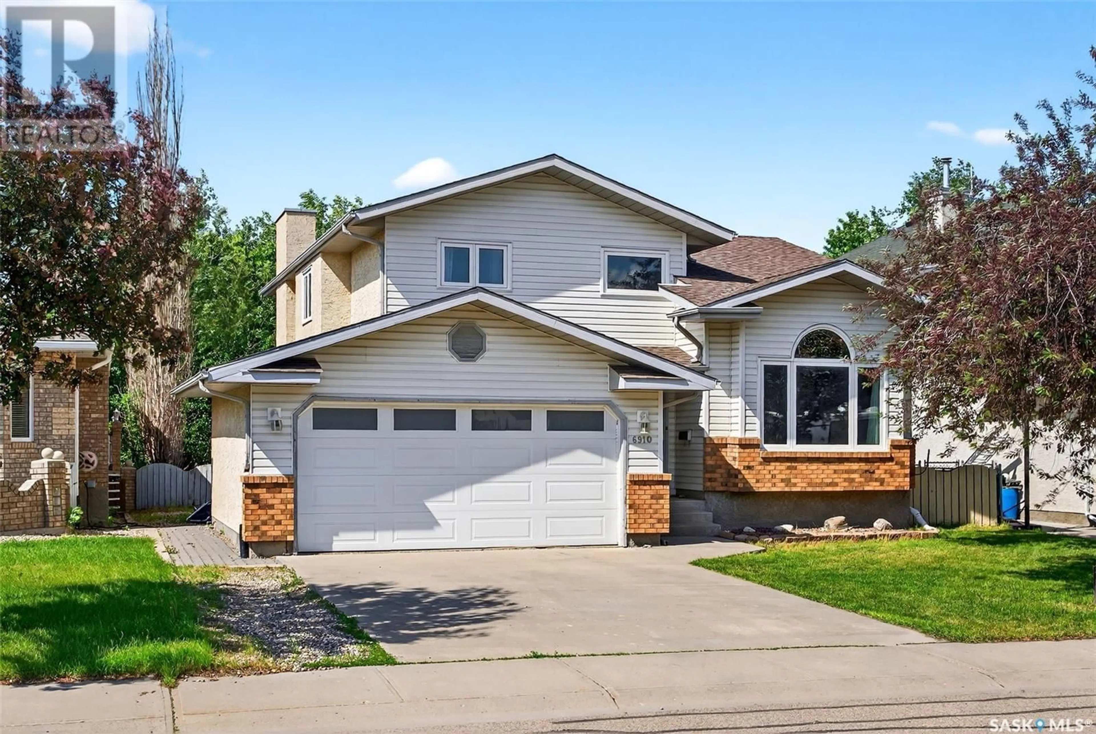 Home with vinyl exterior material, street for 6910 MAPLE WOOD CRESCENT, Regina Saskatchewan S4X4J8