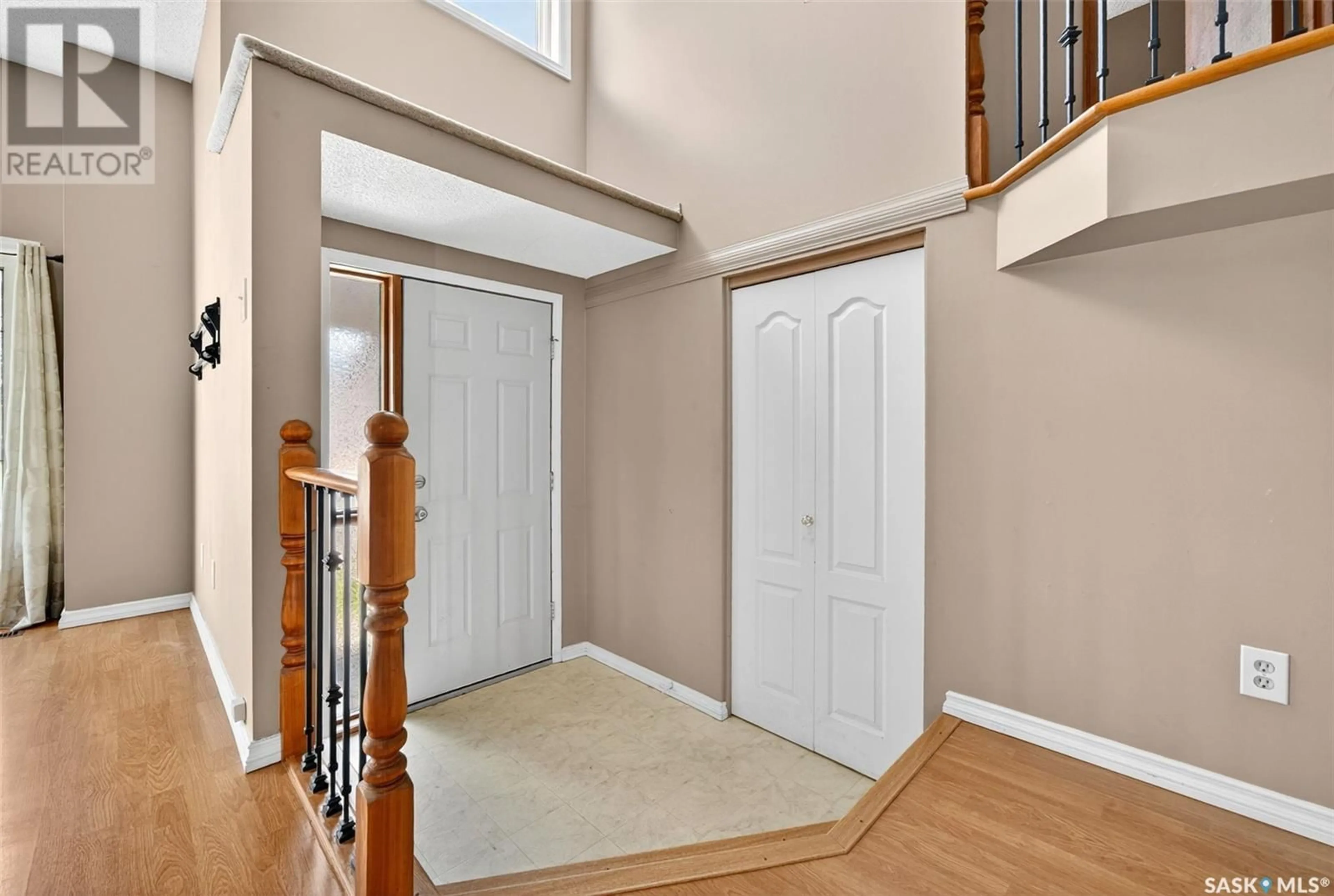 Indoor entryway for 6910 MAPLE WOOD CRESCENT, Regina Saskatchewan S4X4J8